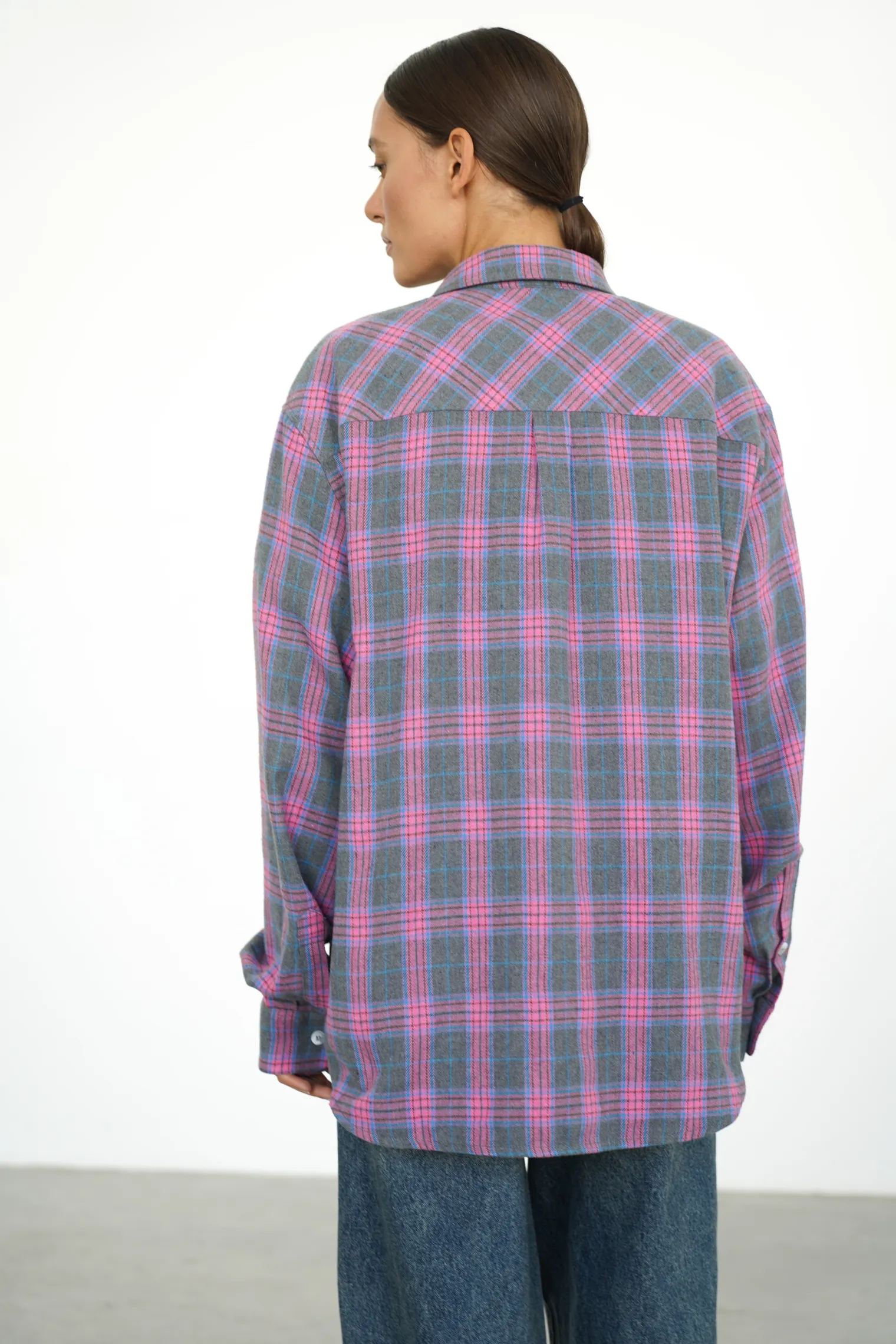 Рубашка мужского кроя с карманами в клетку в цвете графитовый/розовый фото 4