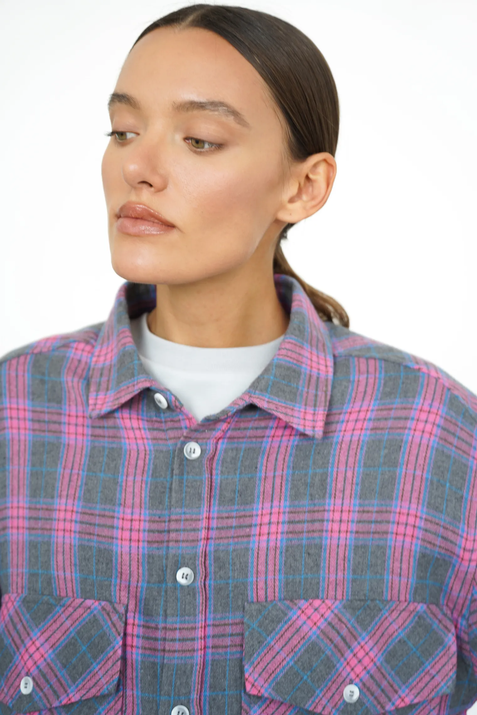Рубашка мужского кроя с карманами в клетку в цвете графитовый/розовый фото 2