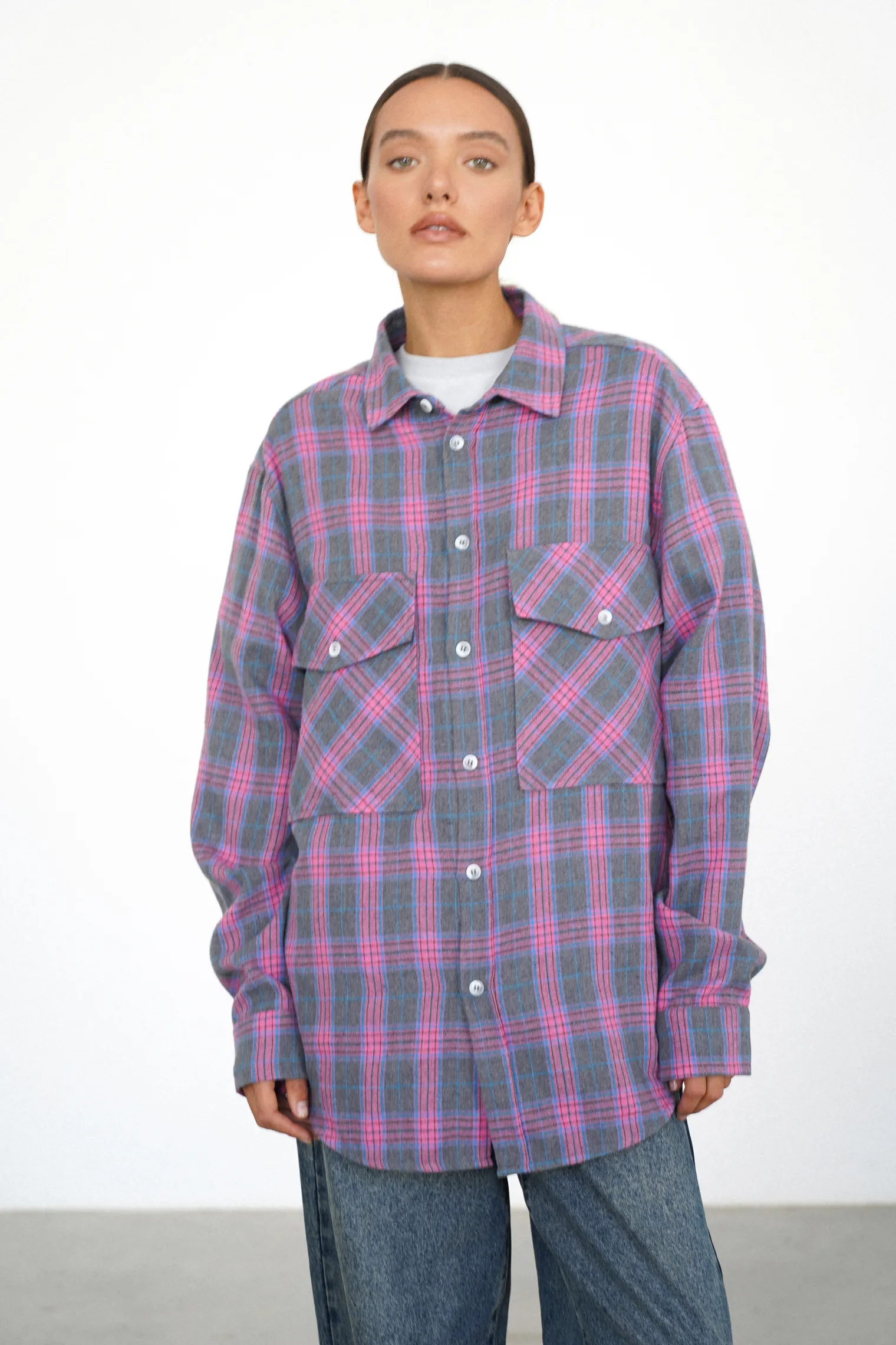 Рубашка мужского кроя с карманами в клетку в цвете графитовый/розовый фото 5