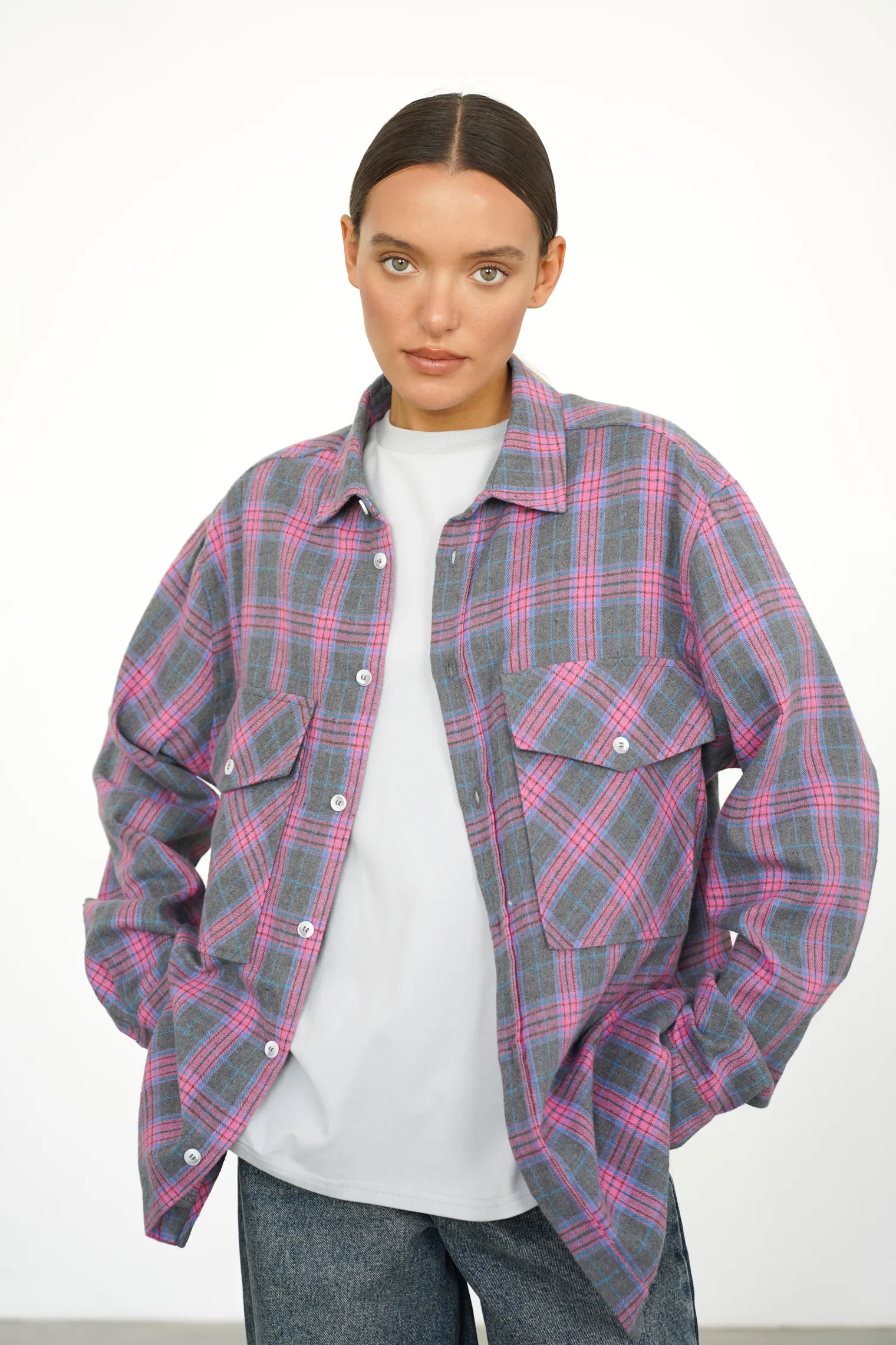 Рубашка мужского кроя с карманами в клетку в цвете графитовый/розовый фото 1