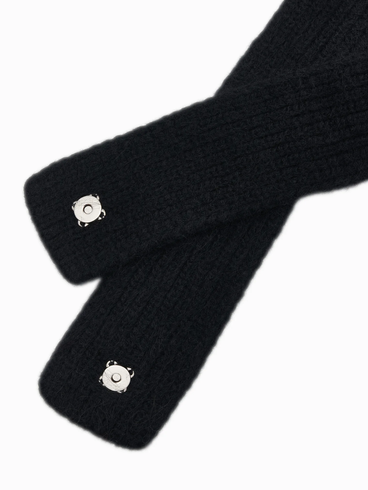 Капор крупной вязки чёрного цвета фото 2