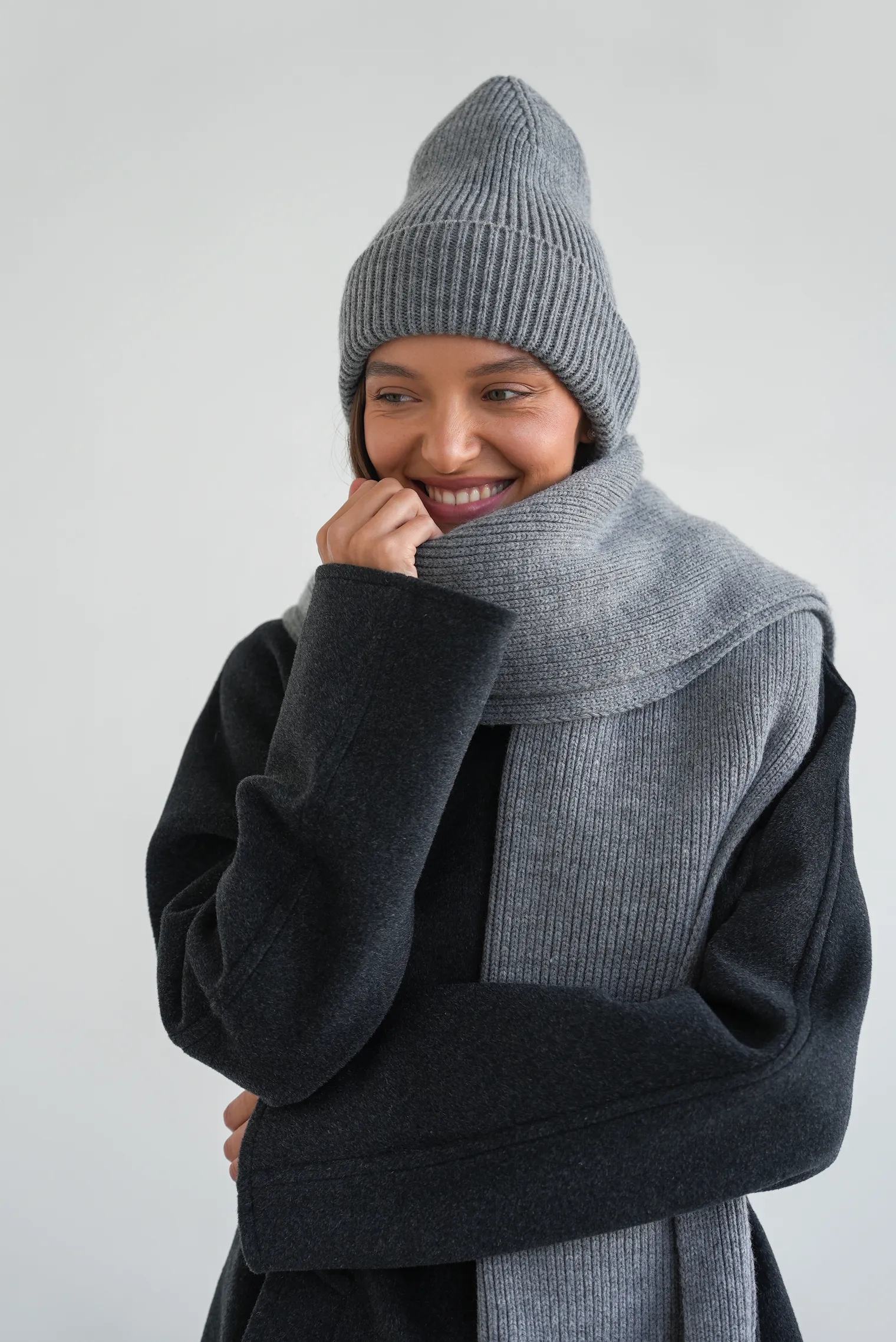 Шарф из шерсти мериноса пепельного цвета фото 6