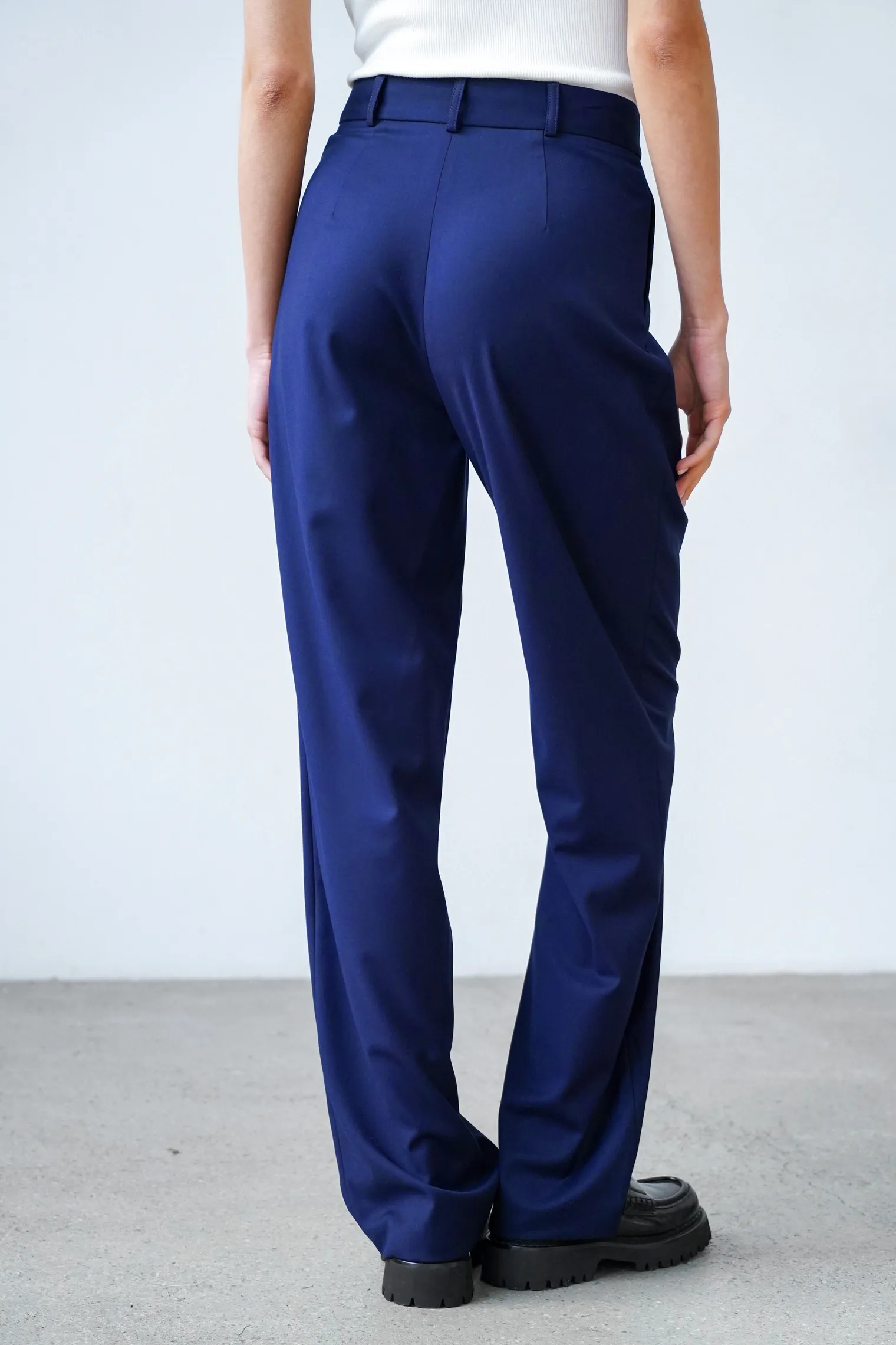 Брюки с завышенной талией прямого кроя тёмно-синего цвета фото 3