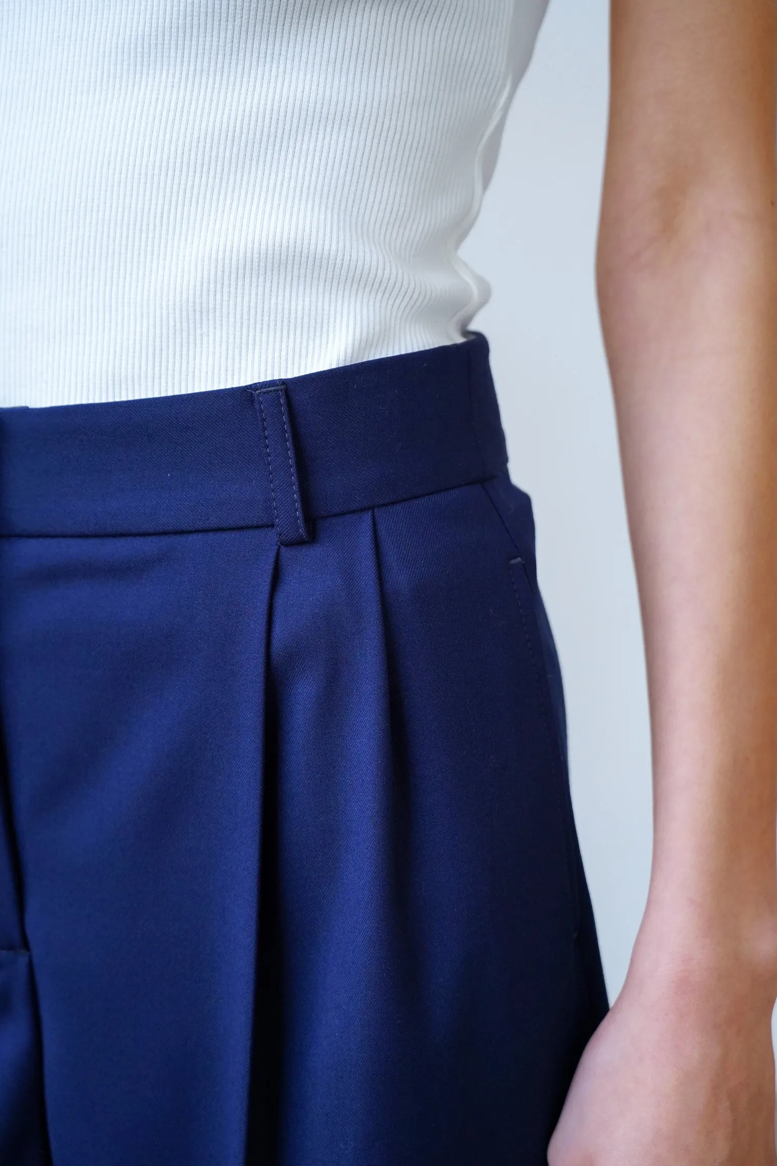 Брюки с завышенной талией прямого кроя тёмно-синего цвета фото 5