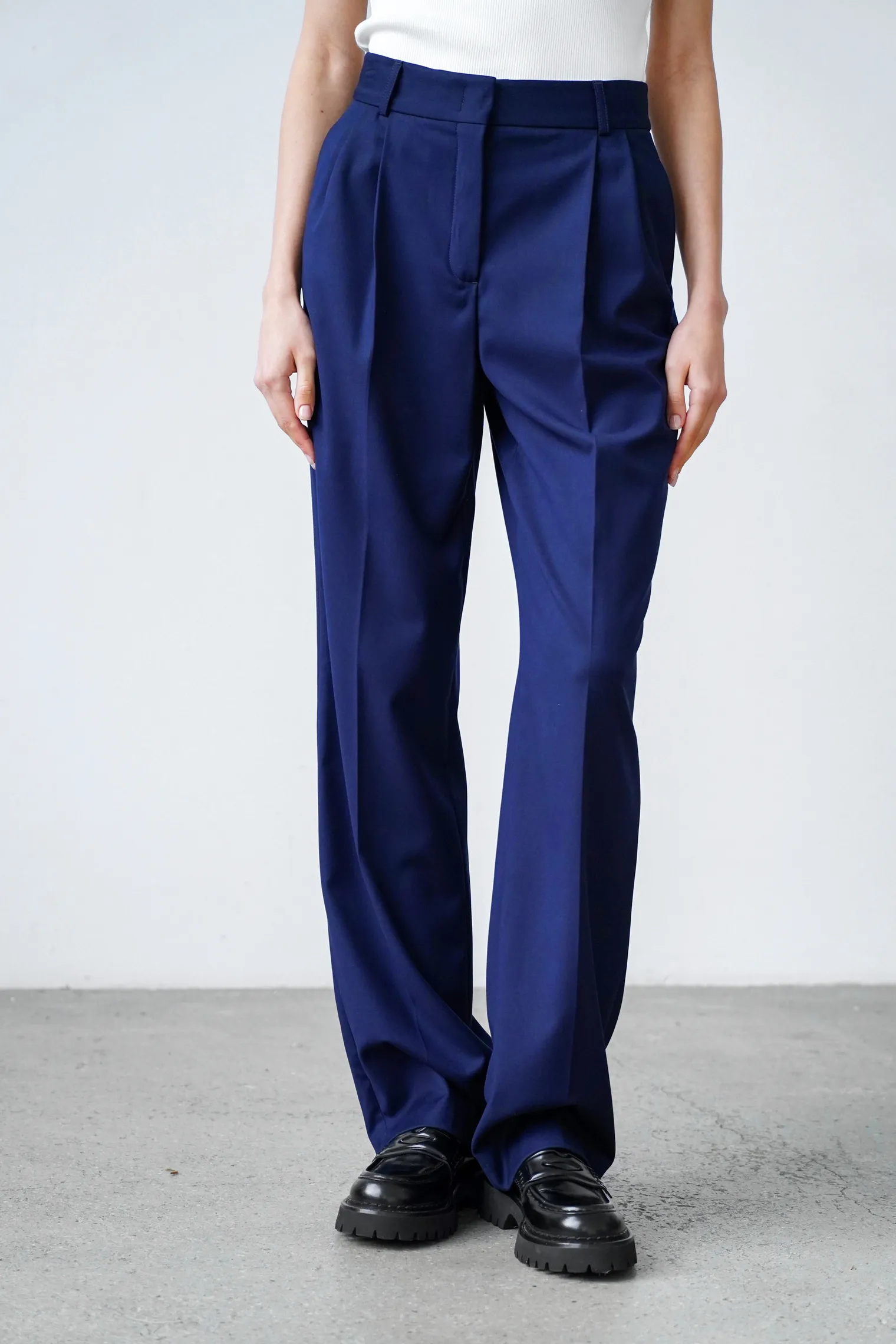 Брюки с завышенной талией прямого кроя тёмно-синего цвета фото 4