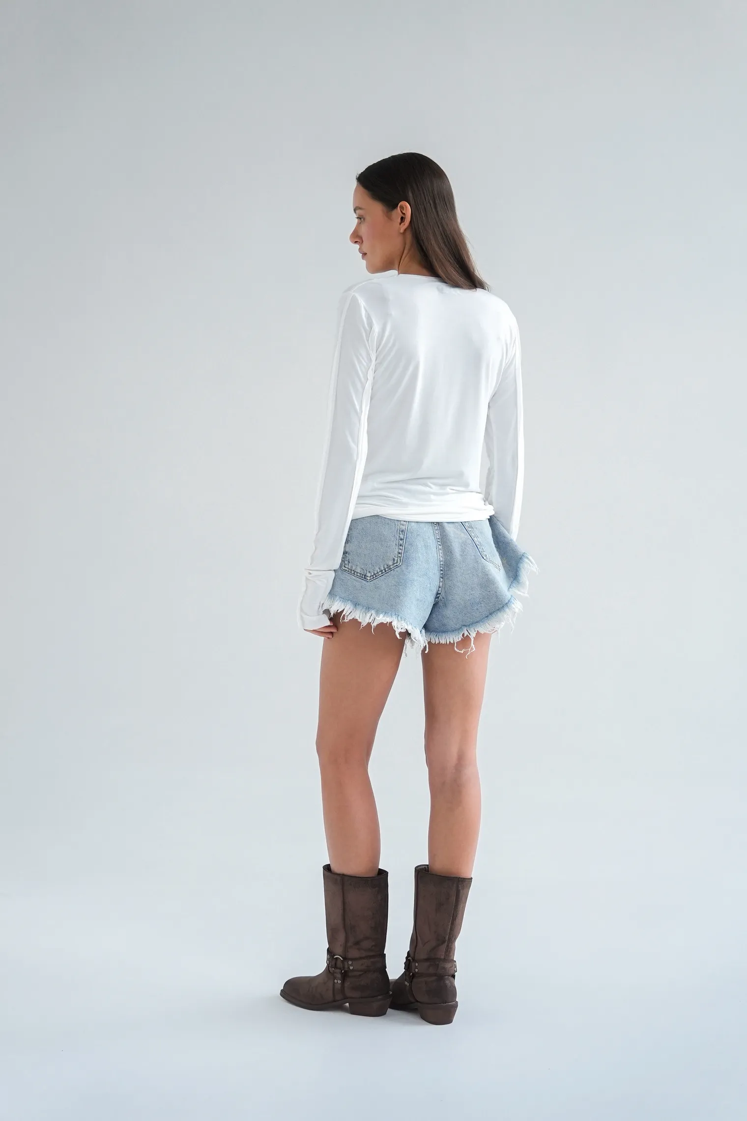 Шорты джинсовые с завышенной талией укороченные цвета голубая варка фото 7