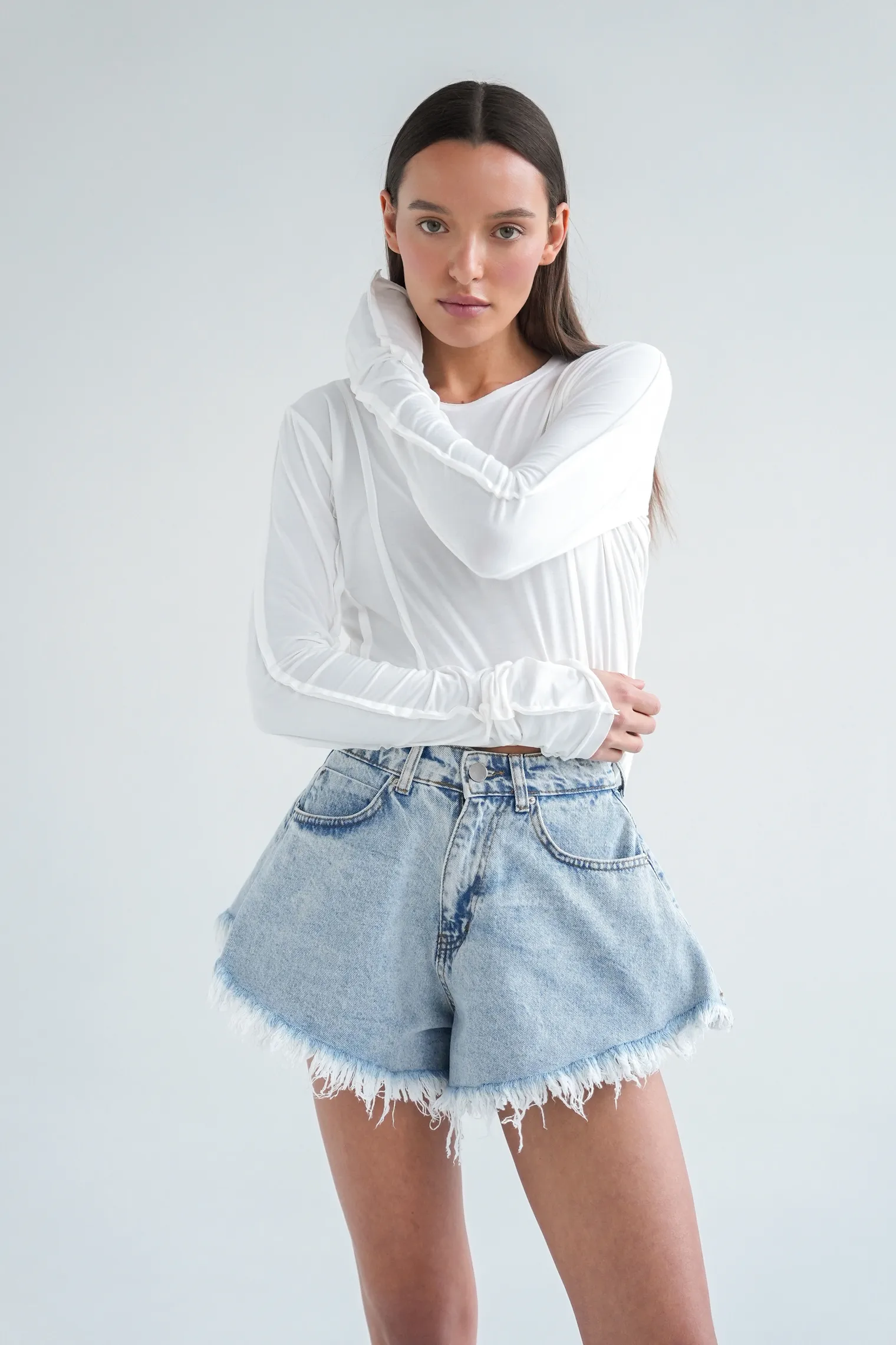 Шорты джинсовые с завышенной талией укороченные цвета голубая варка фото 2