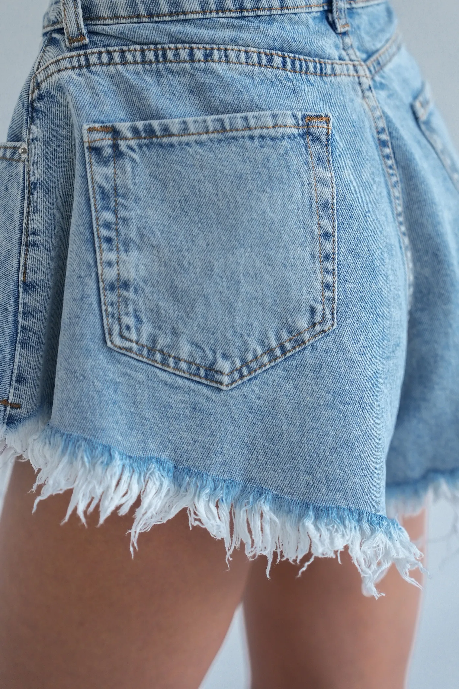 Шорты джинсовые с завышенной талией укороченные цвета голубая варка фото 6