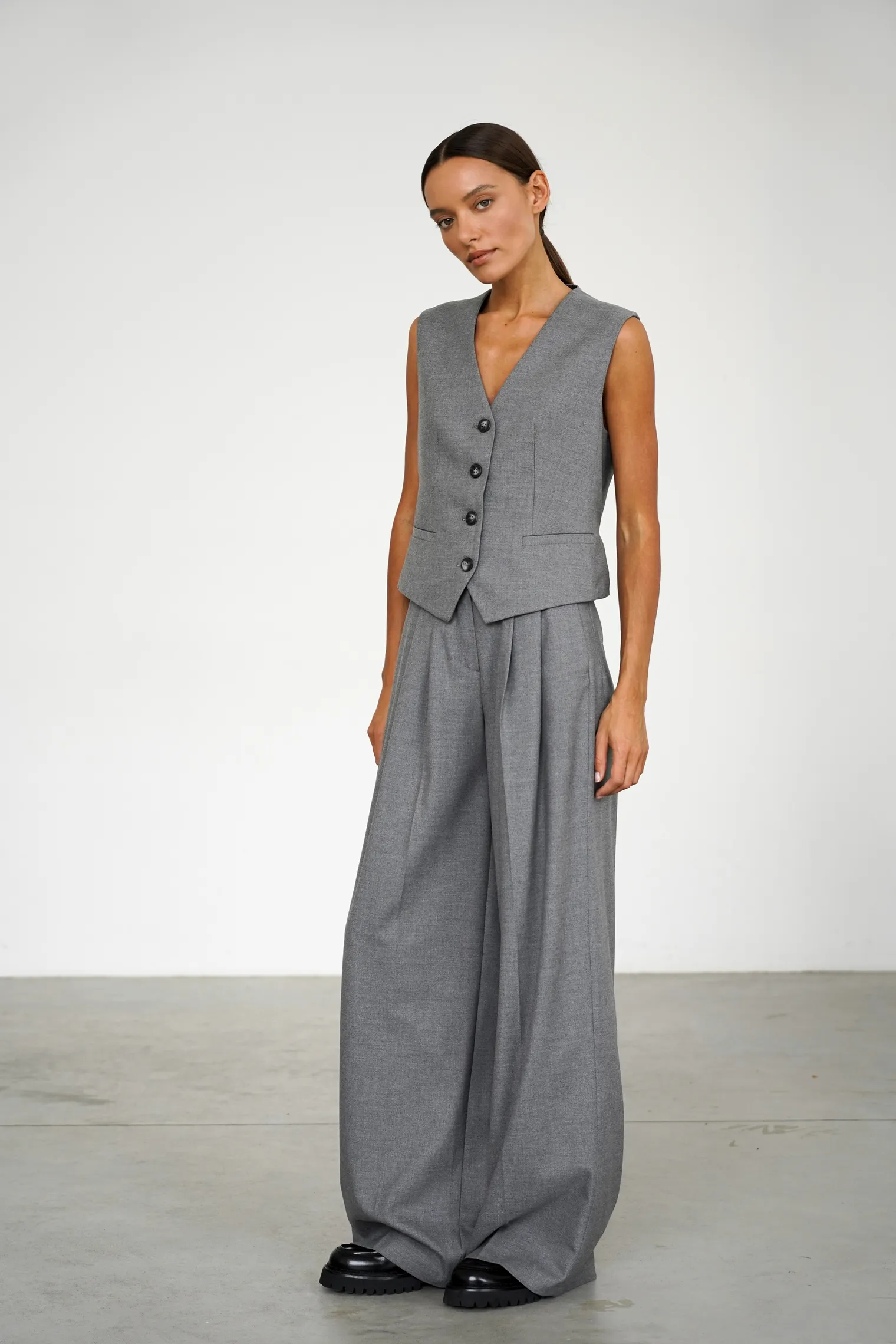 Однобортный жилет с пуговицами серого цвета фото 5