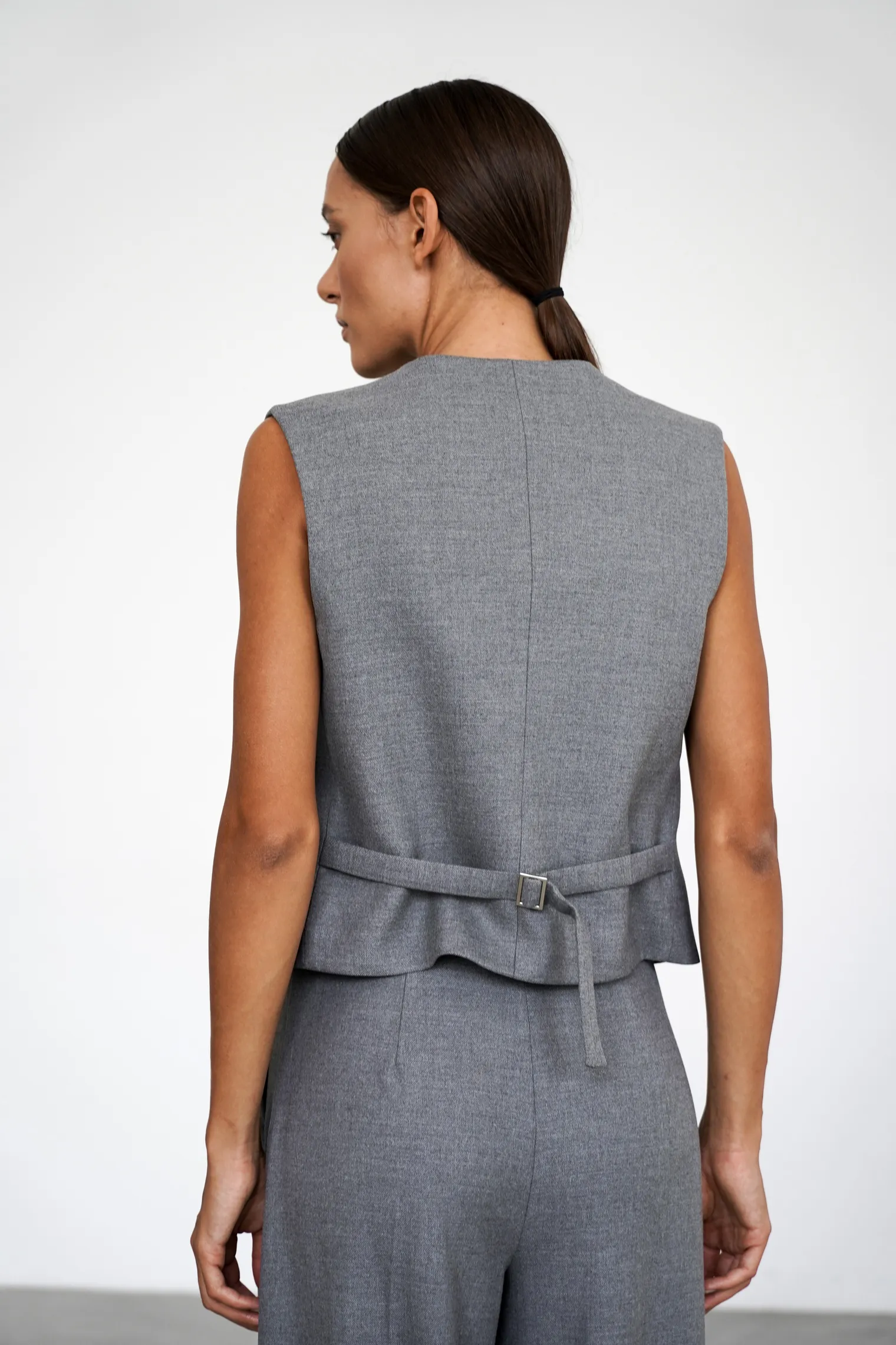 Однобортный жилет с пуговицами серого цвета фото 4
