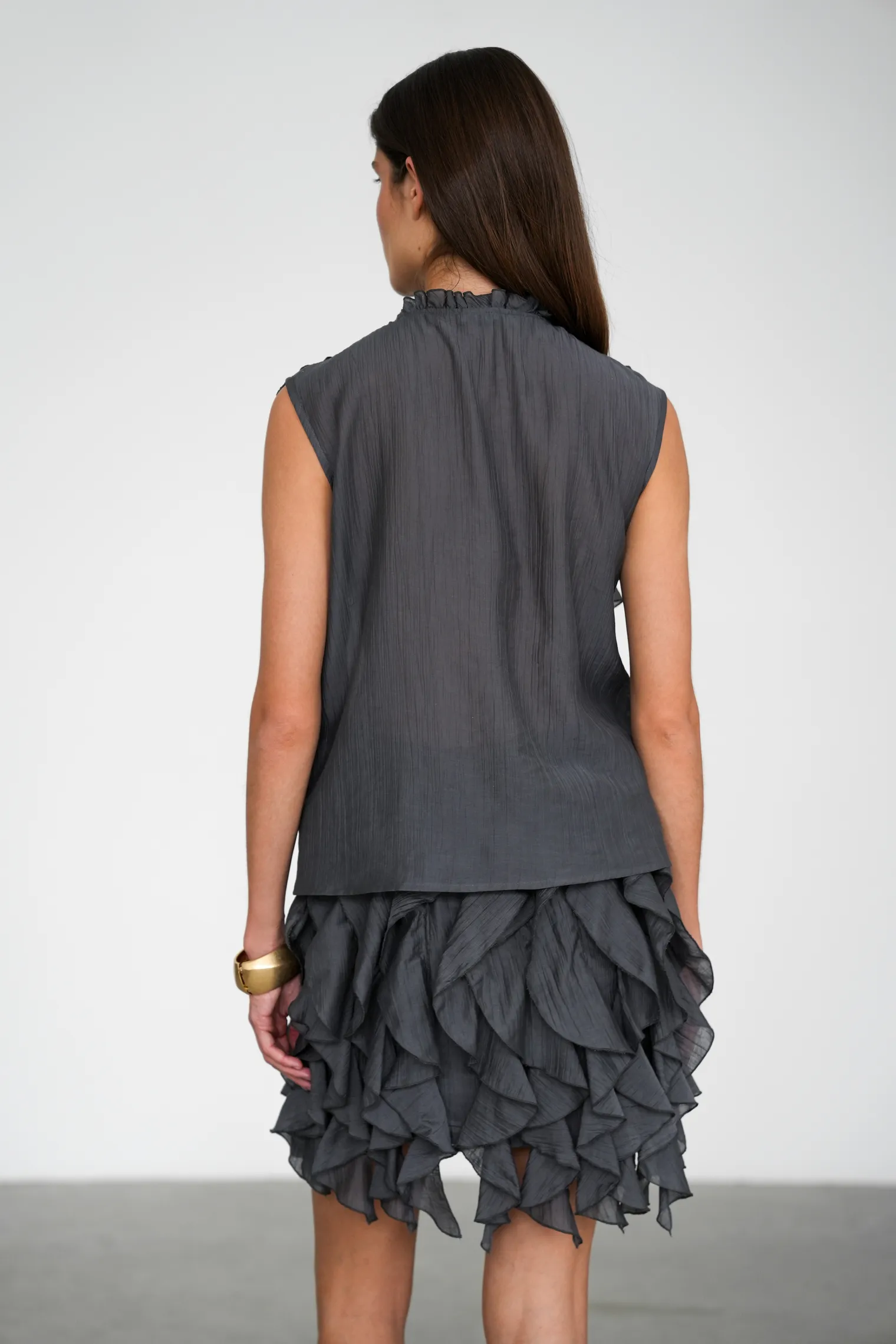 Блуза из жатой ткани графитового цвета фото 4