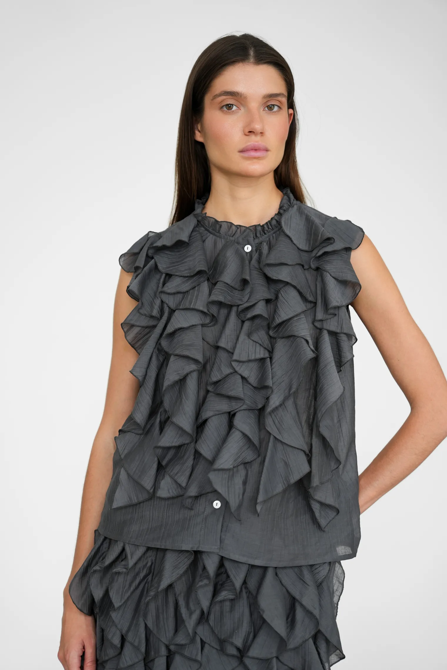 Блуза из жатой ткани графитового цвета фото 1