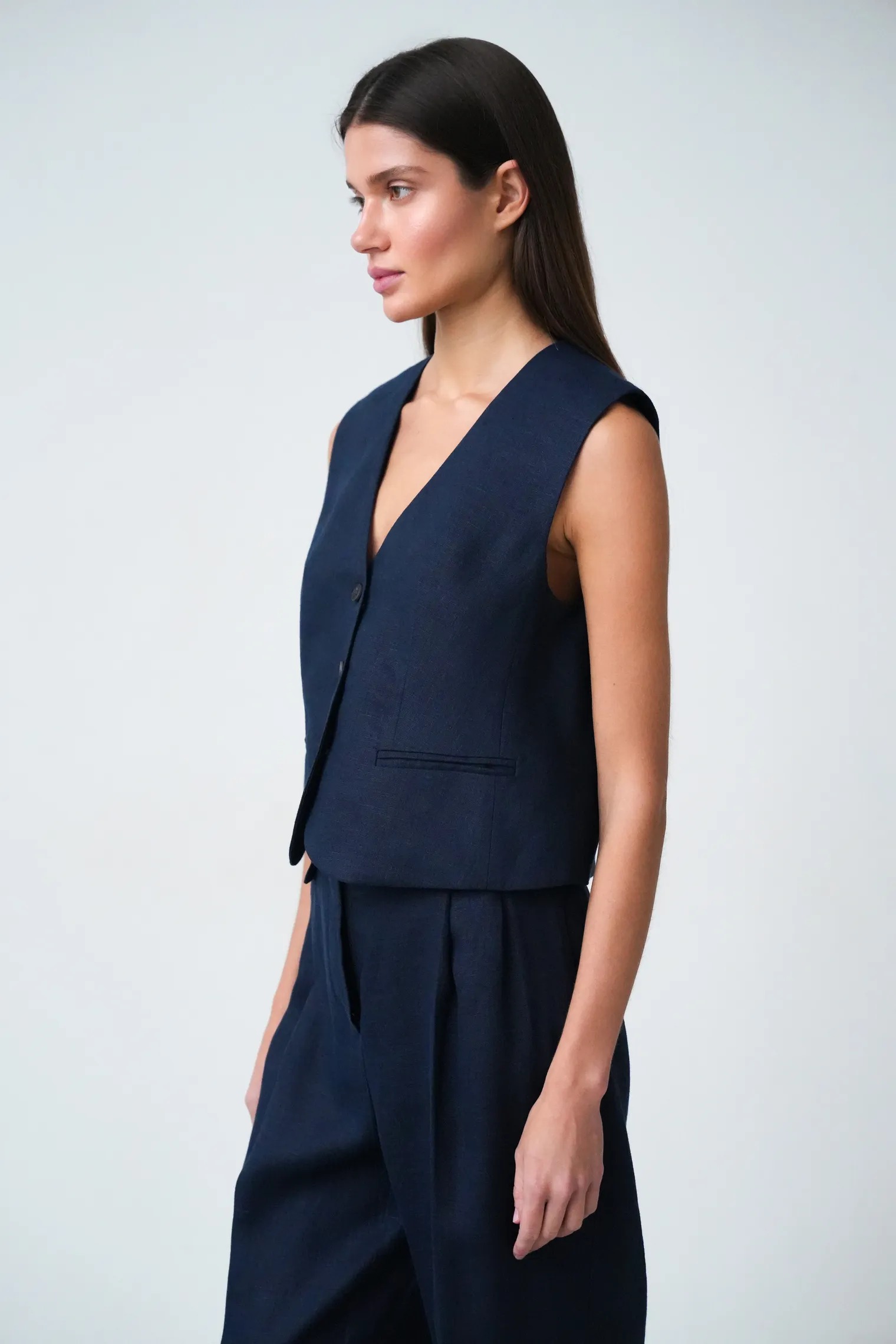 Однобортный жилет с пуговицами изо льна тёмно-синего цвета фото 6