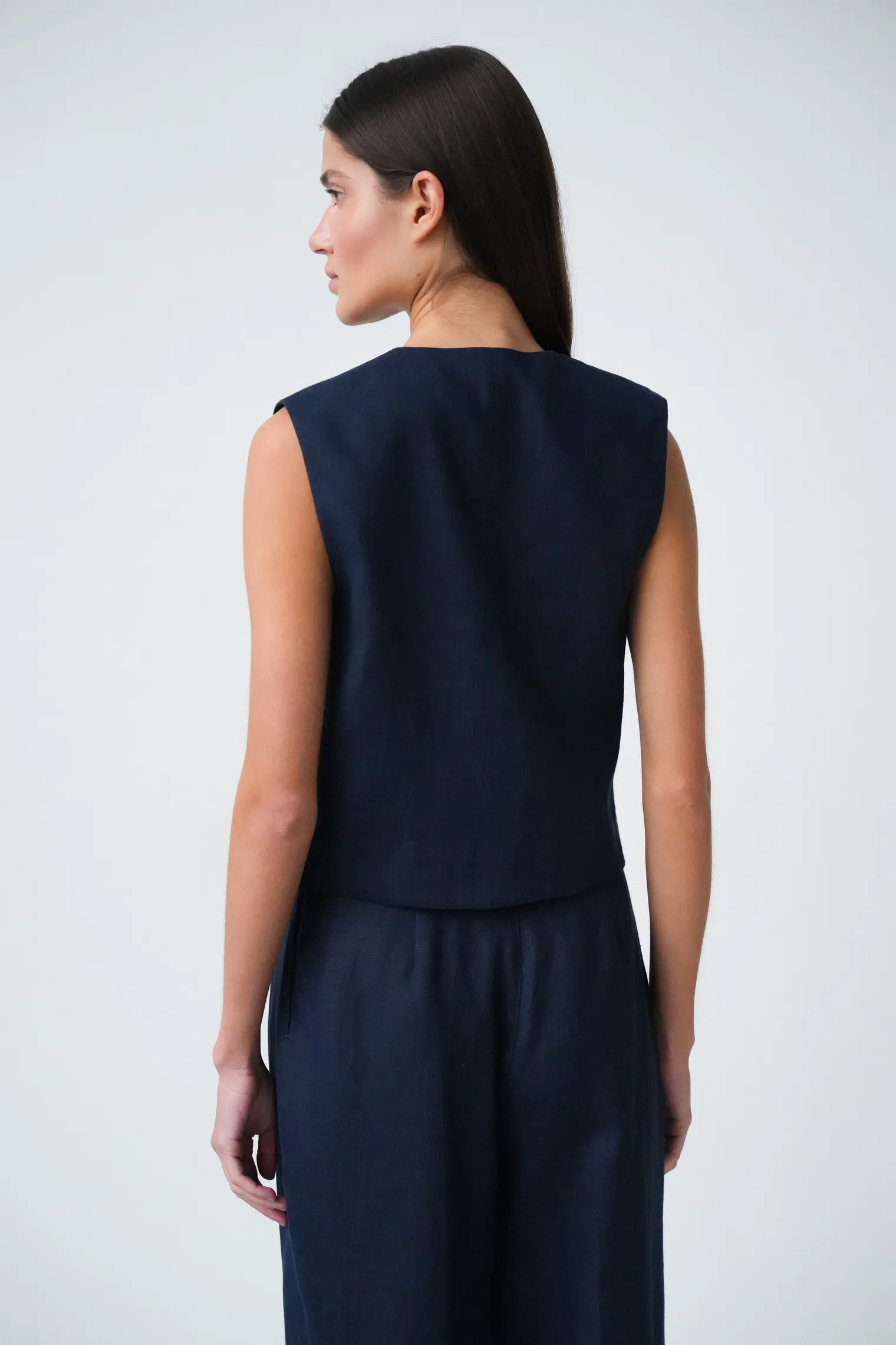 Однобортный жилет с пуговицами изо льна тёмно-синего цвета фото 4