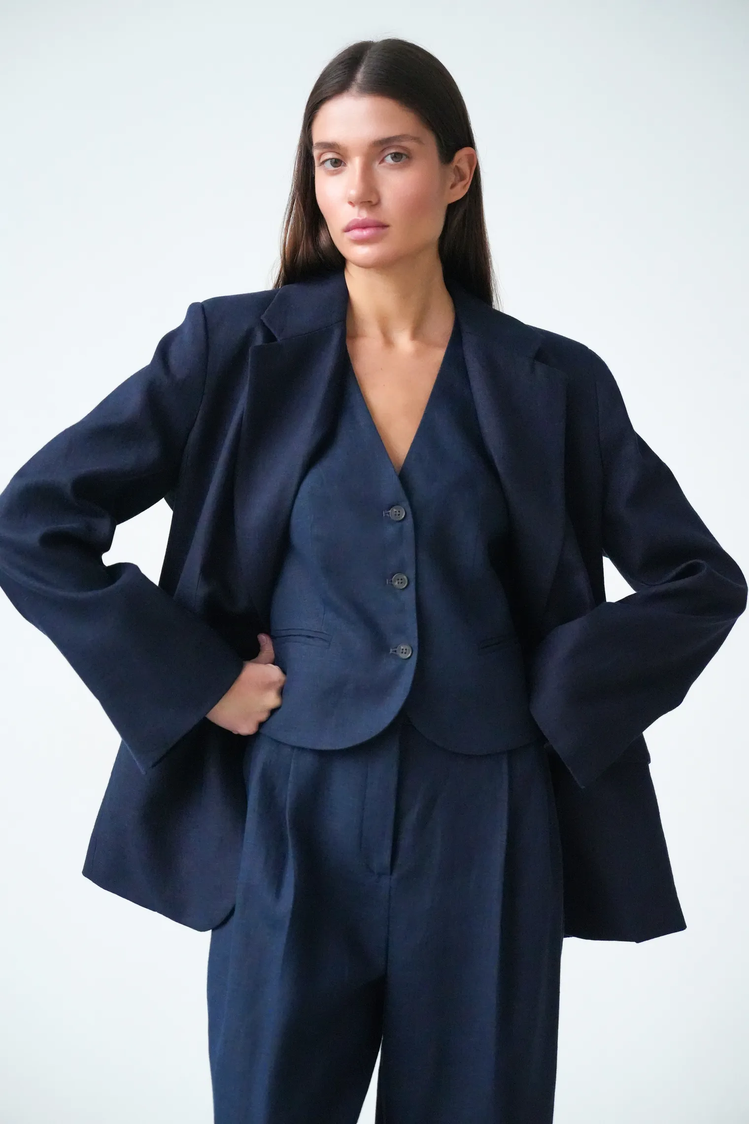 Однобортный жилет с пуговицами изо льна тёмно-синего цвета фото 2