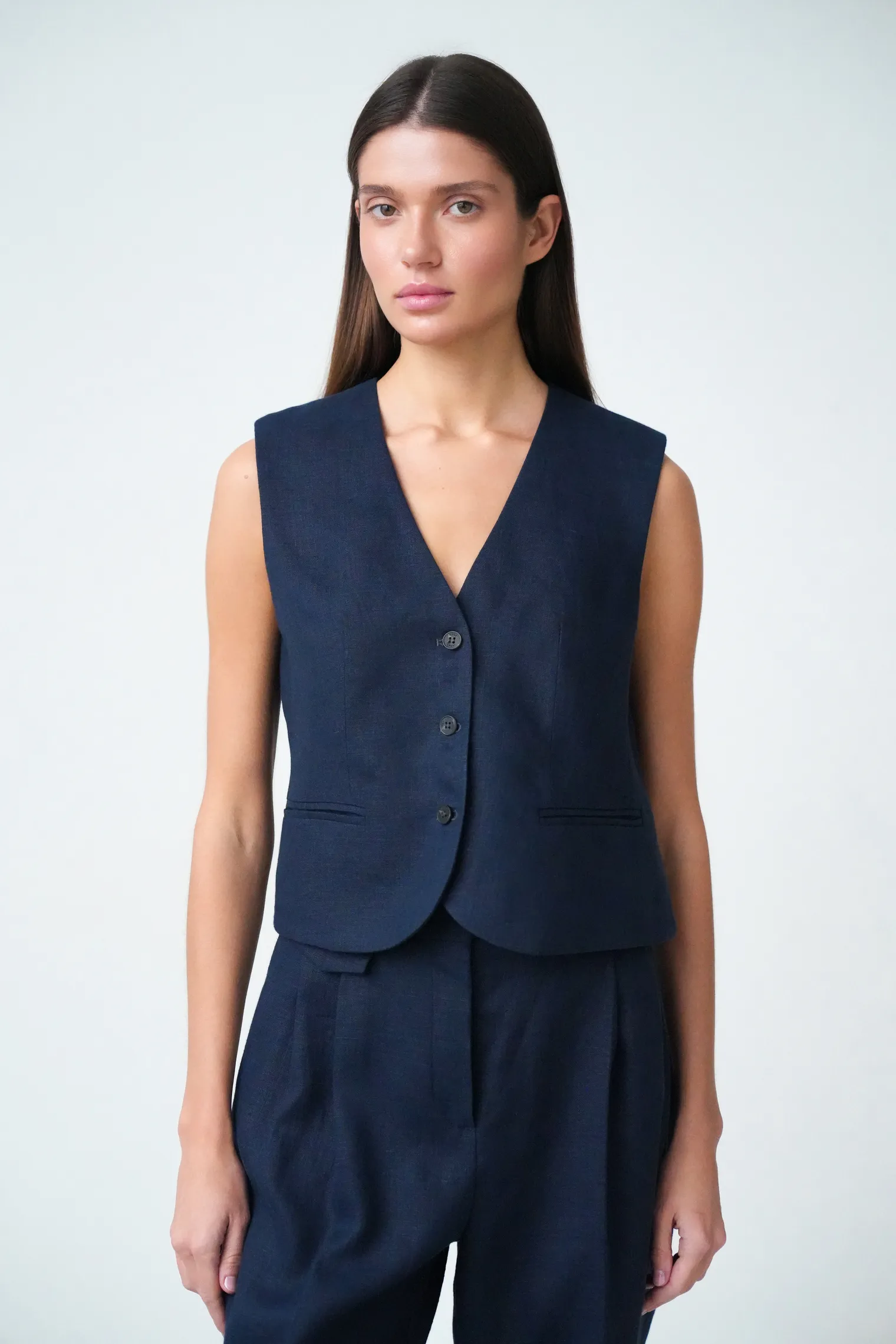 Однобортный жилет с пуговицами изо льна тёмно-синего цвета фото 5