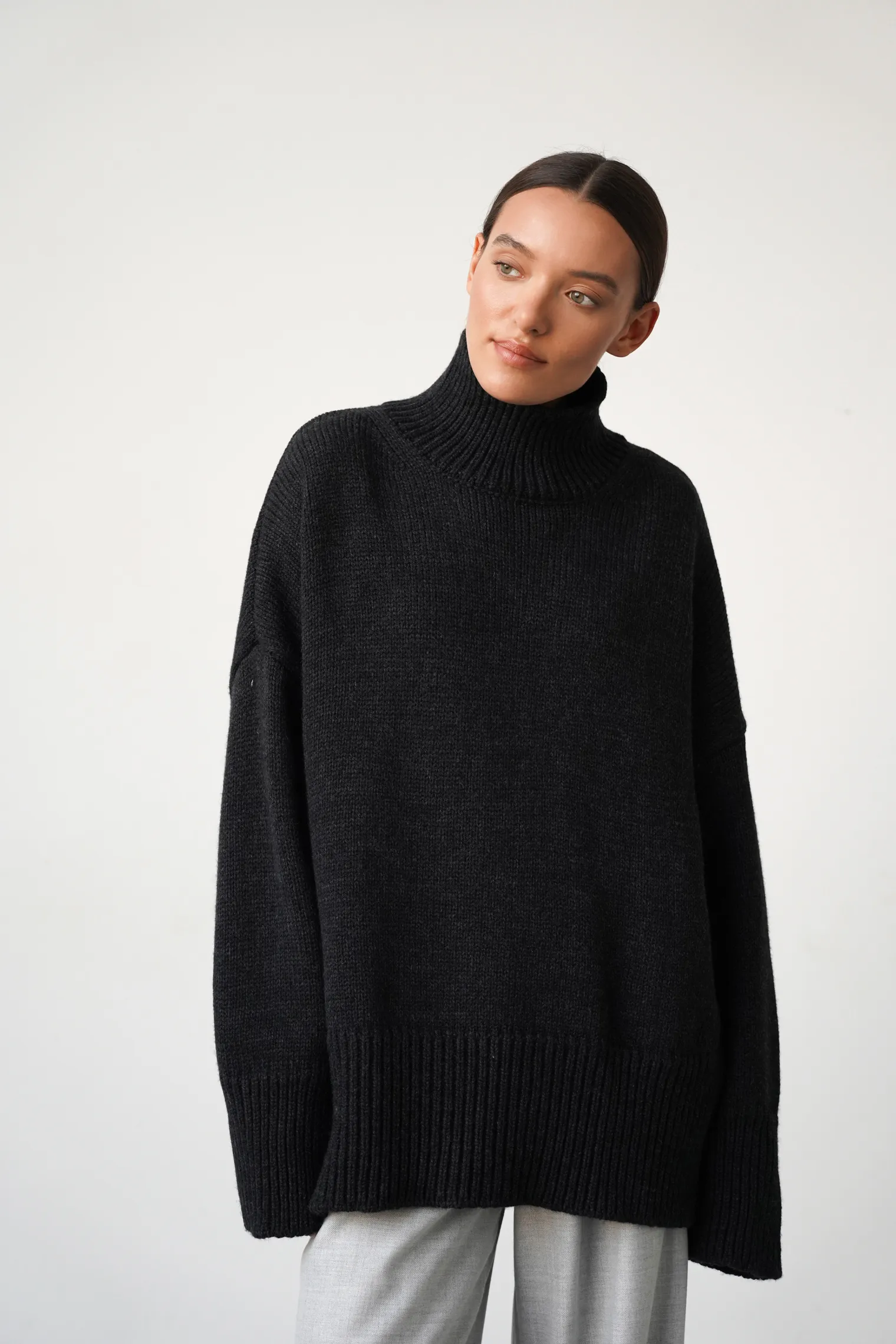 Джемпер крупной вязки с высоким воротником графитового цвета фото 5