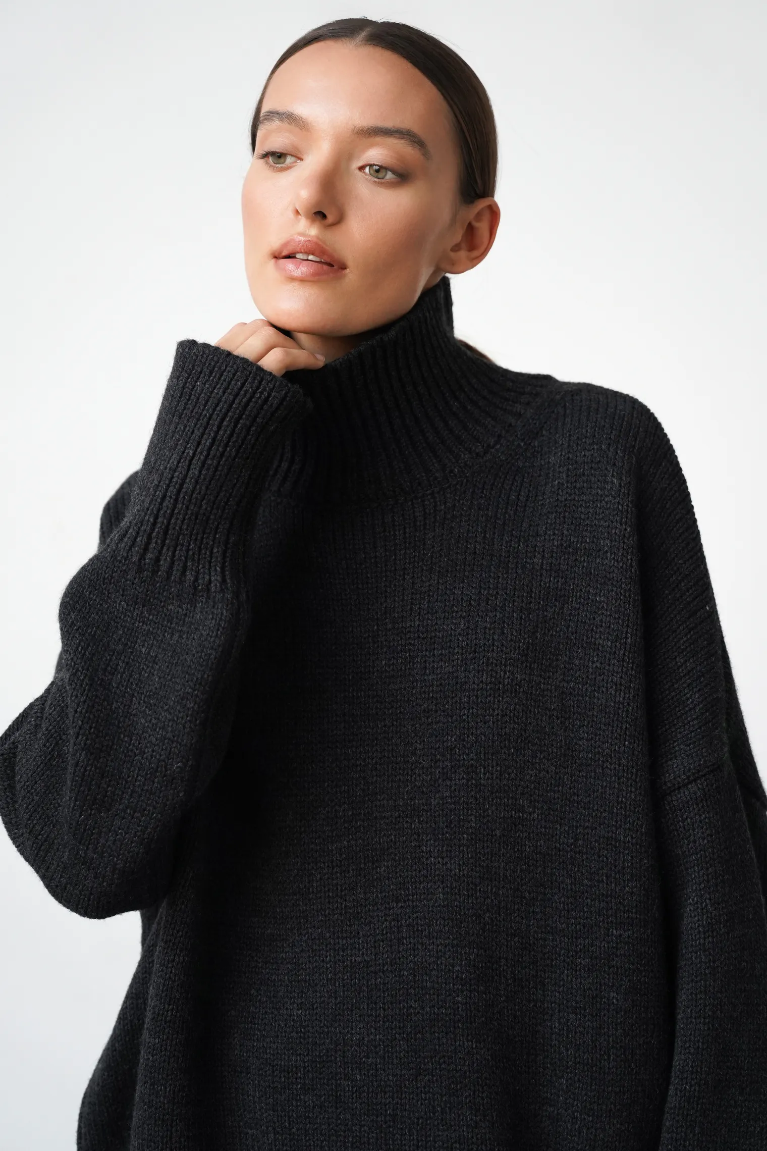 Джемпер крупной вязки с высоким воротником графитового цвета фото 1
