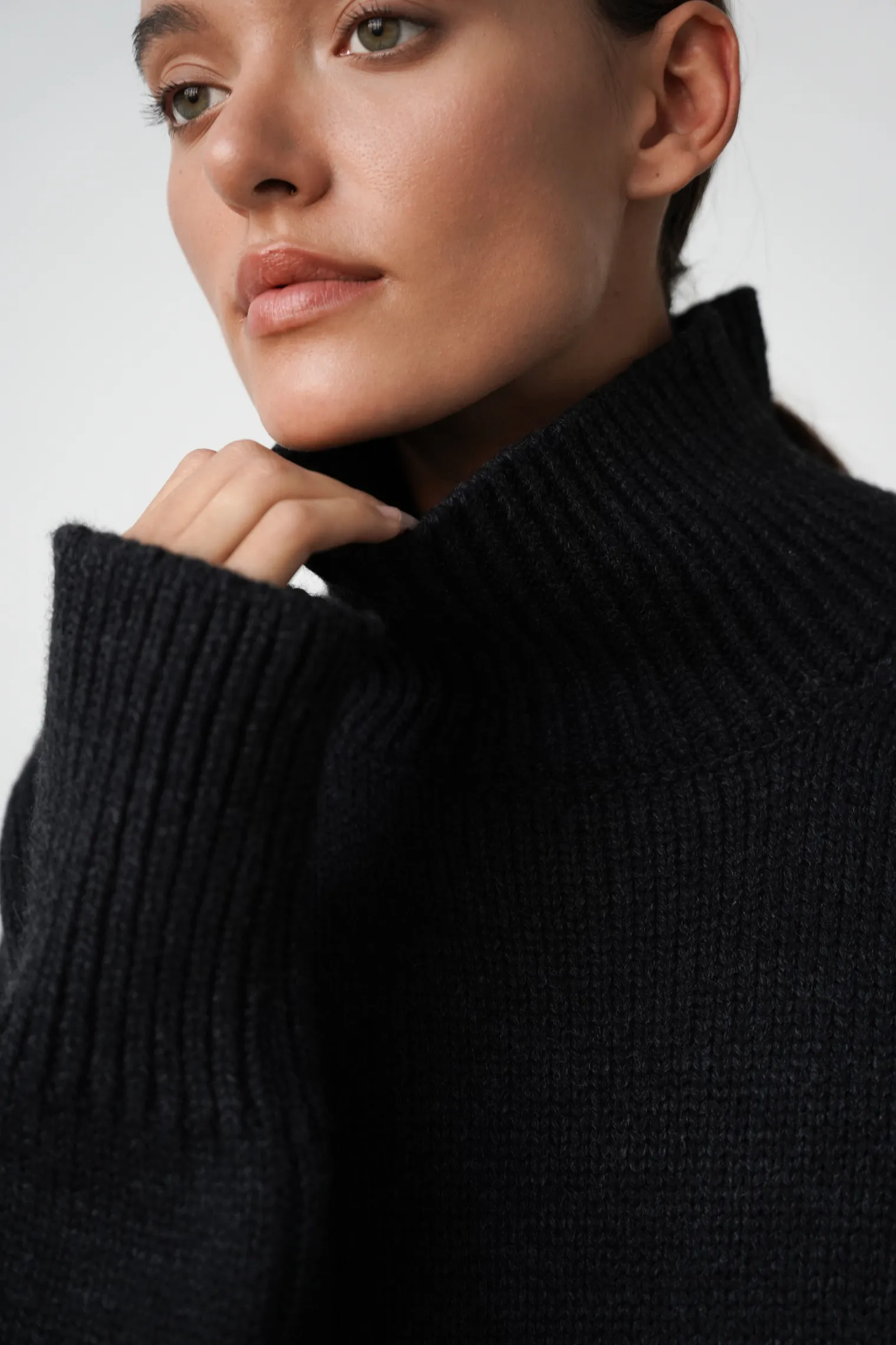 Джемпер крупной вязки с высоким воротником графитового цвета фото 2