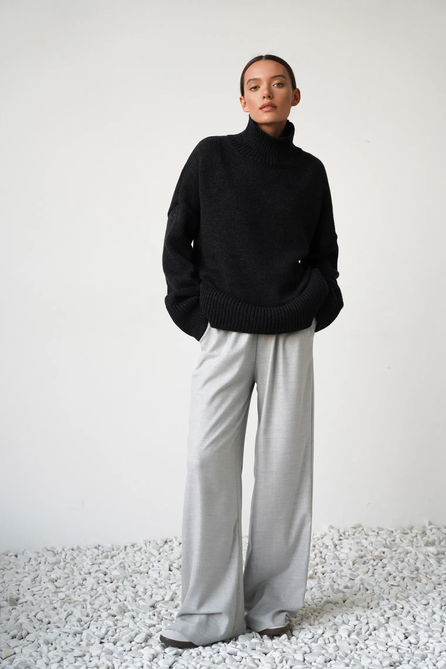 Джемпер крупной вязки с высоким воротником графитового цвета фото 6