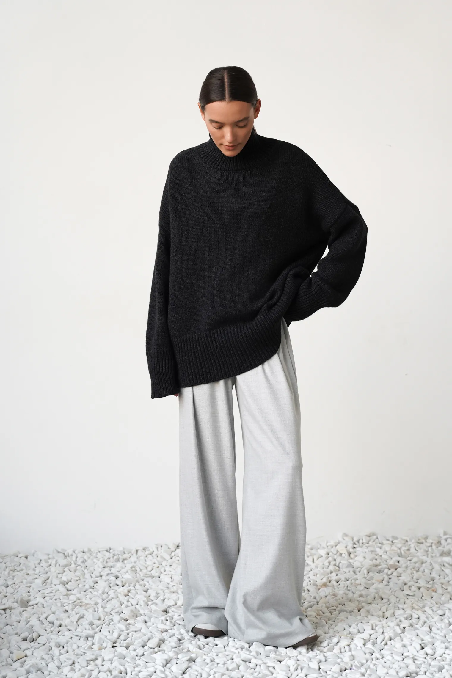 Джемпер крупной вязки с высоким воротником графитового цвета фото 3