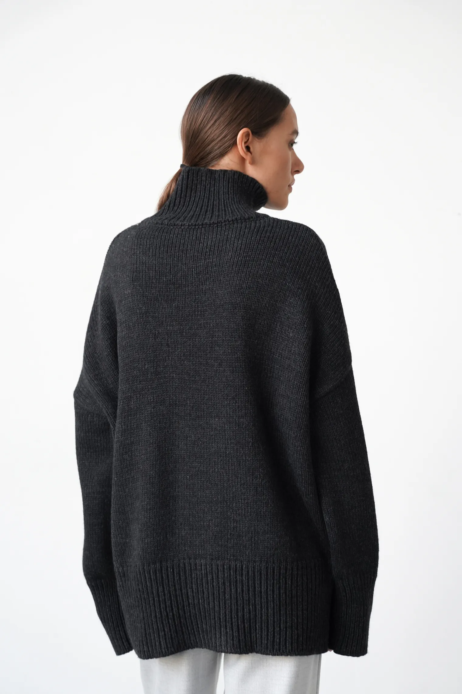Джемпер крупной вязки с высоким воротником графитового цвета фото 4