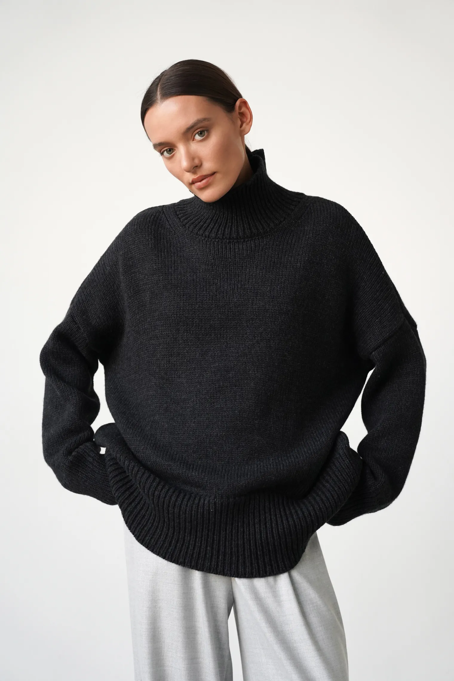 Джемпер крупной вязки с высоким воротником графитового цвета фото 7