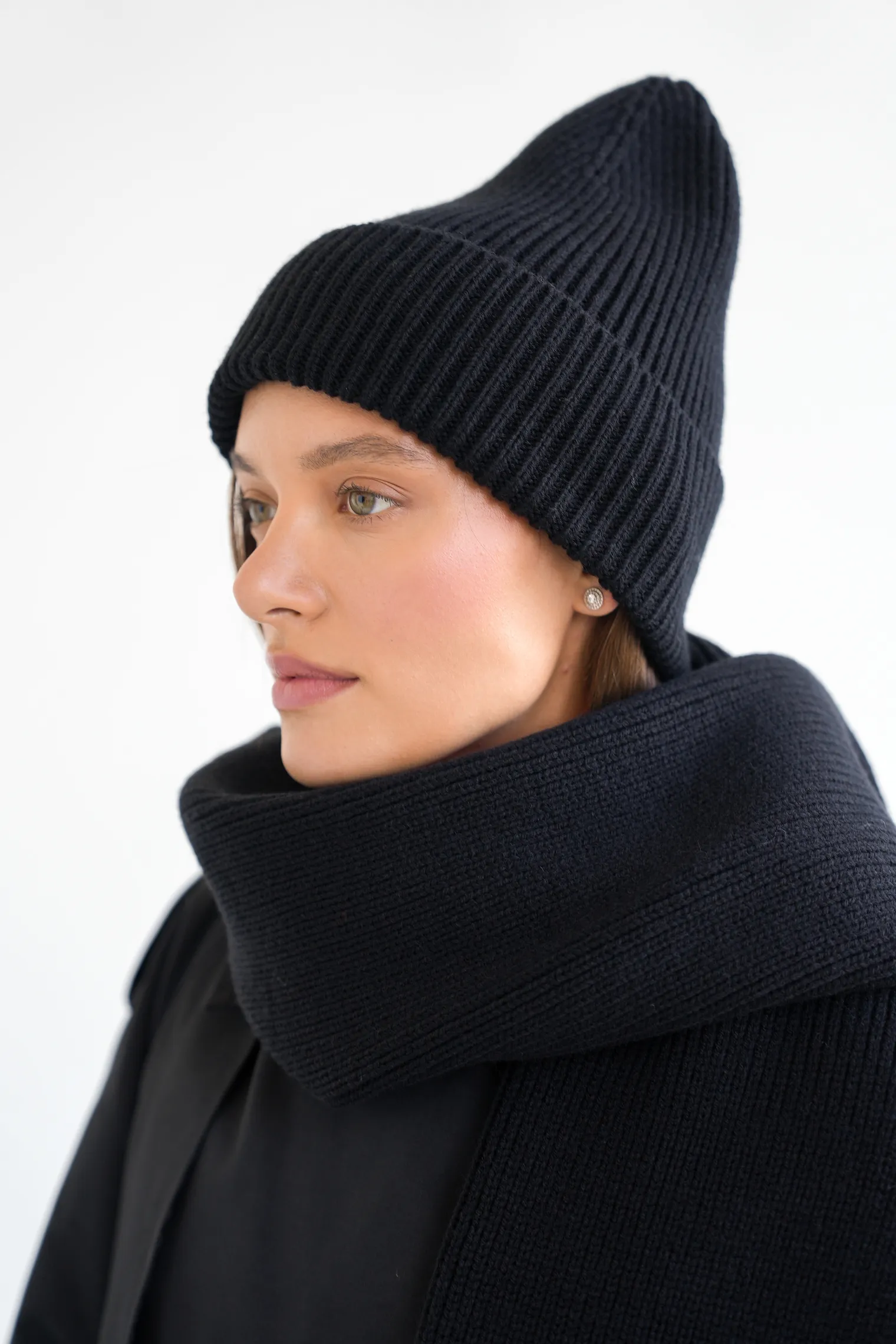 Шапка из шерсти мериноса чёрного цвета фото 3
