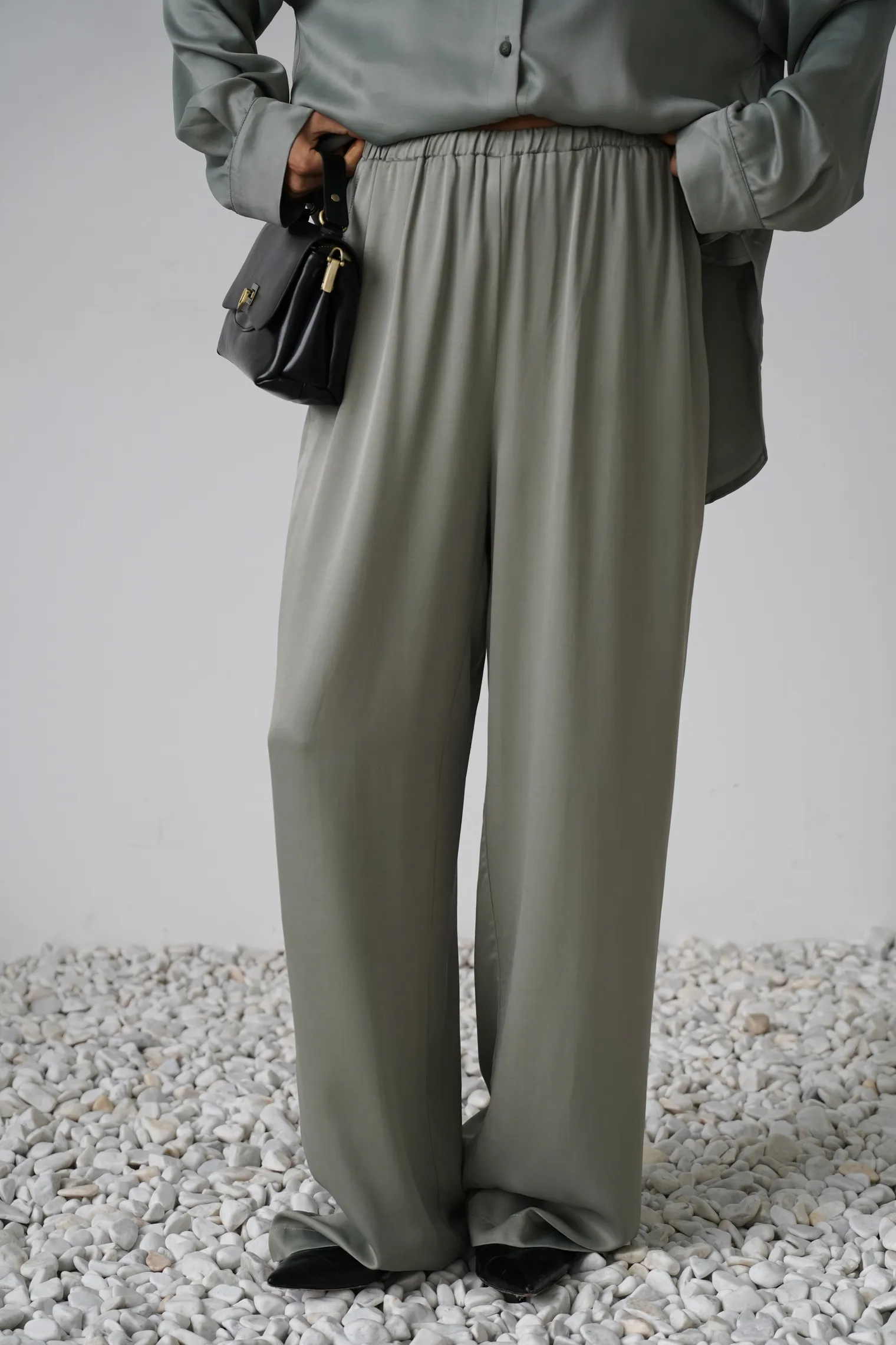 Брюки свободного кроя на резинке цвета полынь фото 1