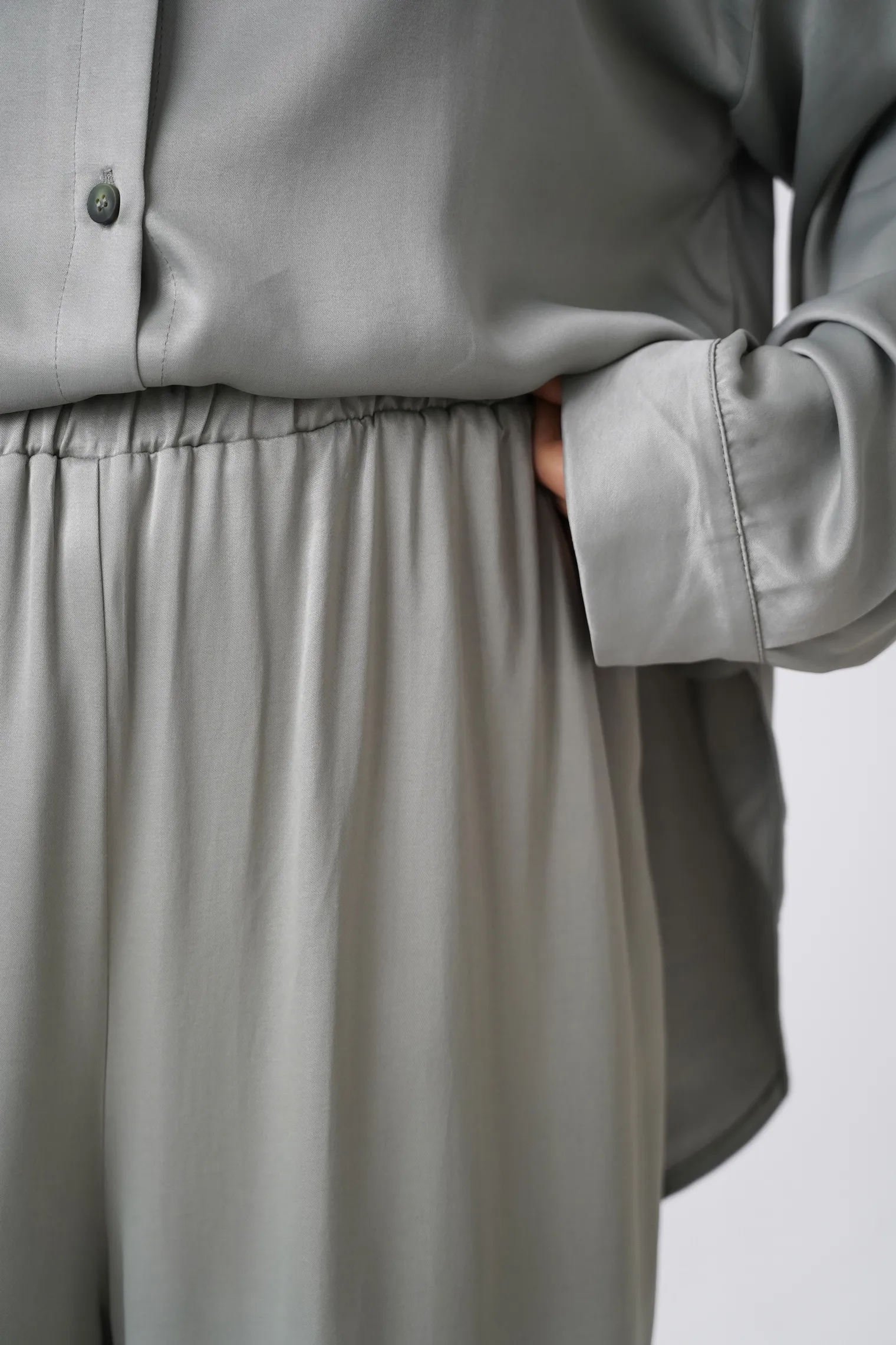 Брюки свободного кроя на резинке цвета полынь фото 2