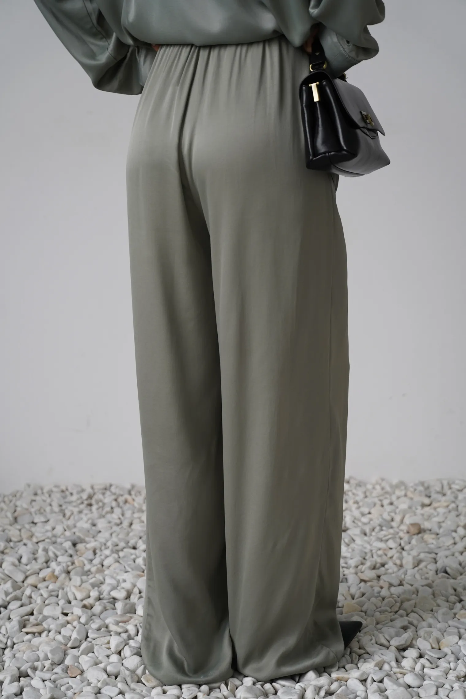 Брюки свободного кроя на резинке цвета полынь фото 4