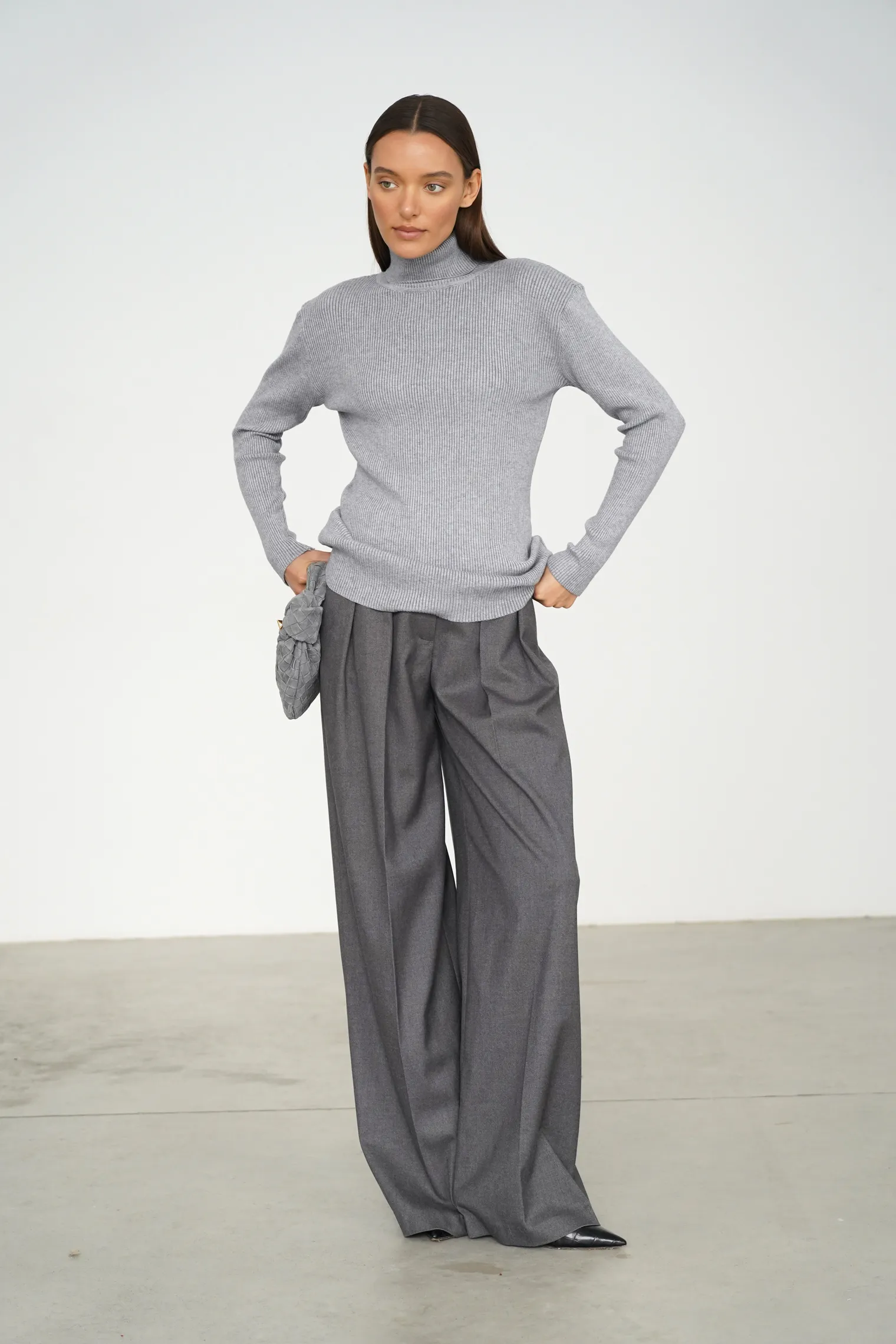 Водолазка мелкой вязки с высоким воротником серого цвета фото 3