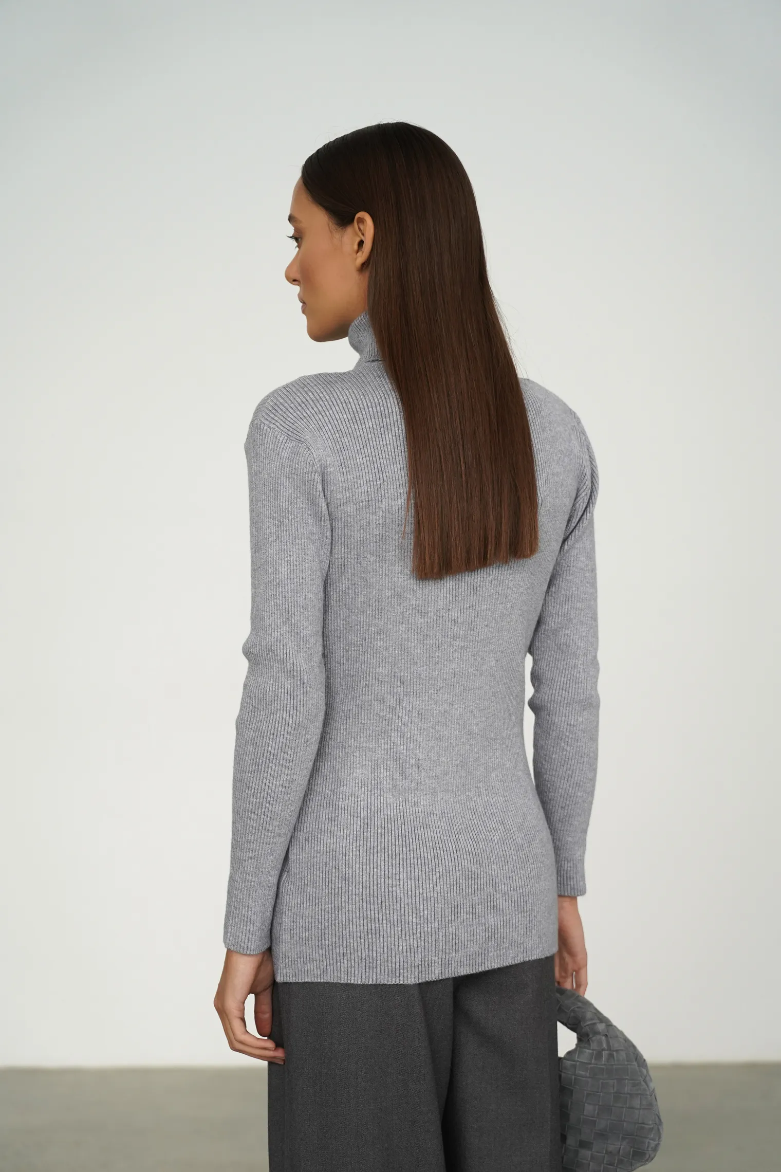 Водолазка мелкой вязки с высоким воротником серого цвета фото 4