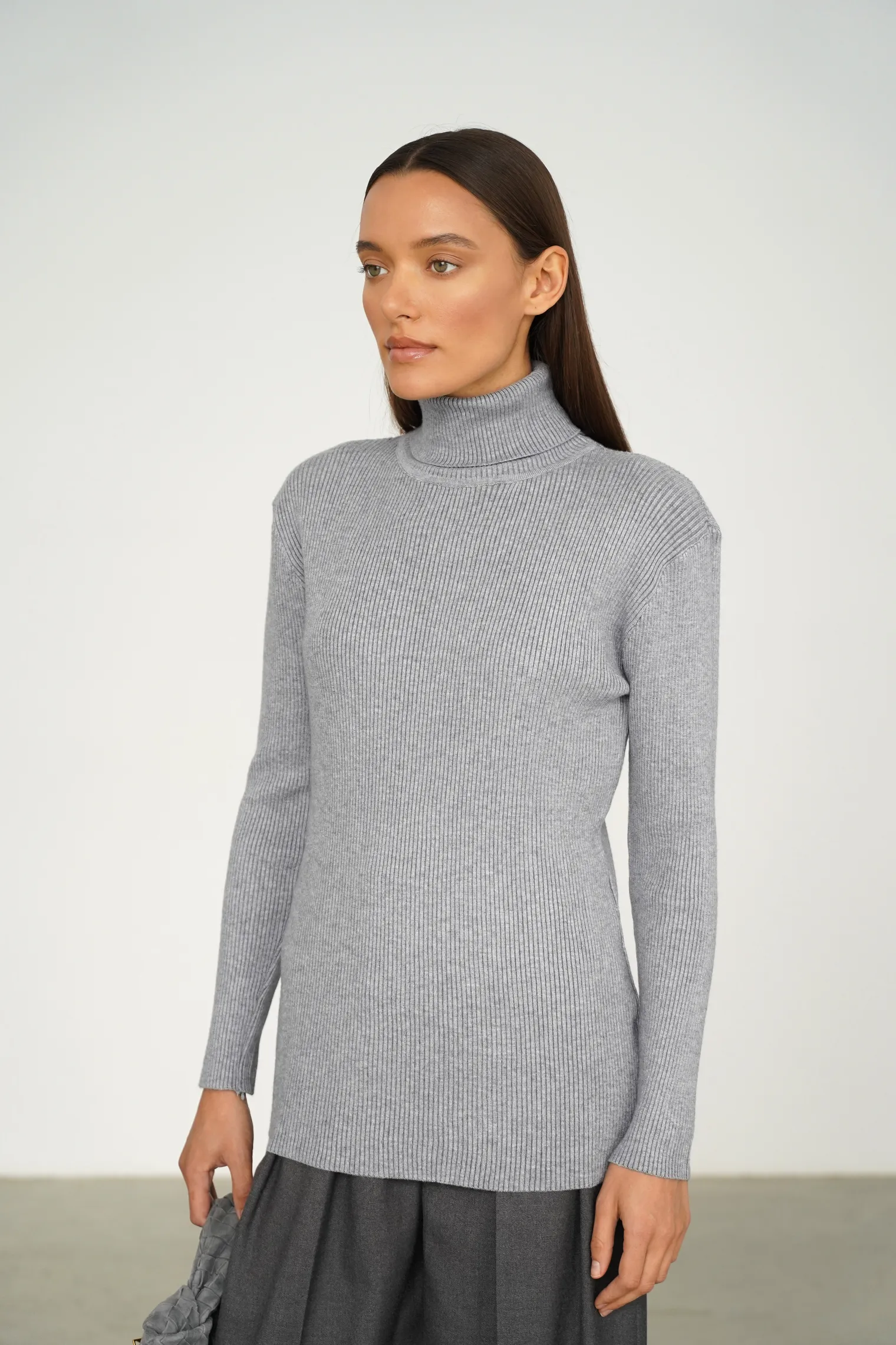 Водолазка мелкой вязки с высоким воротником серого цвета фото 1