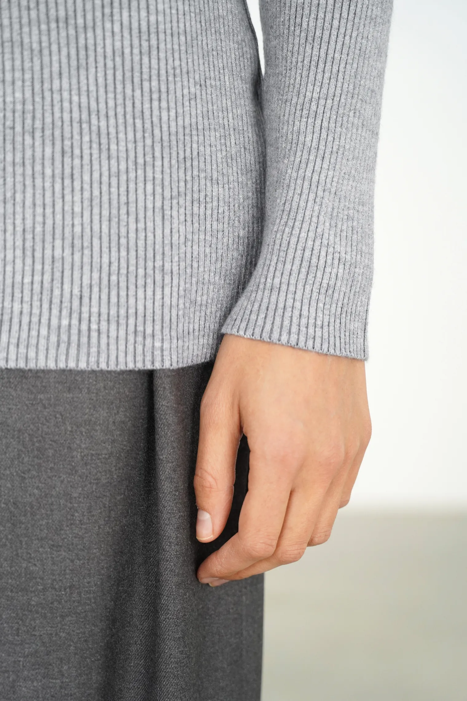 Водолазка мелкой вязки с высоким воротником серого цвета фото 5