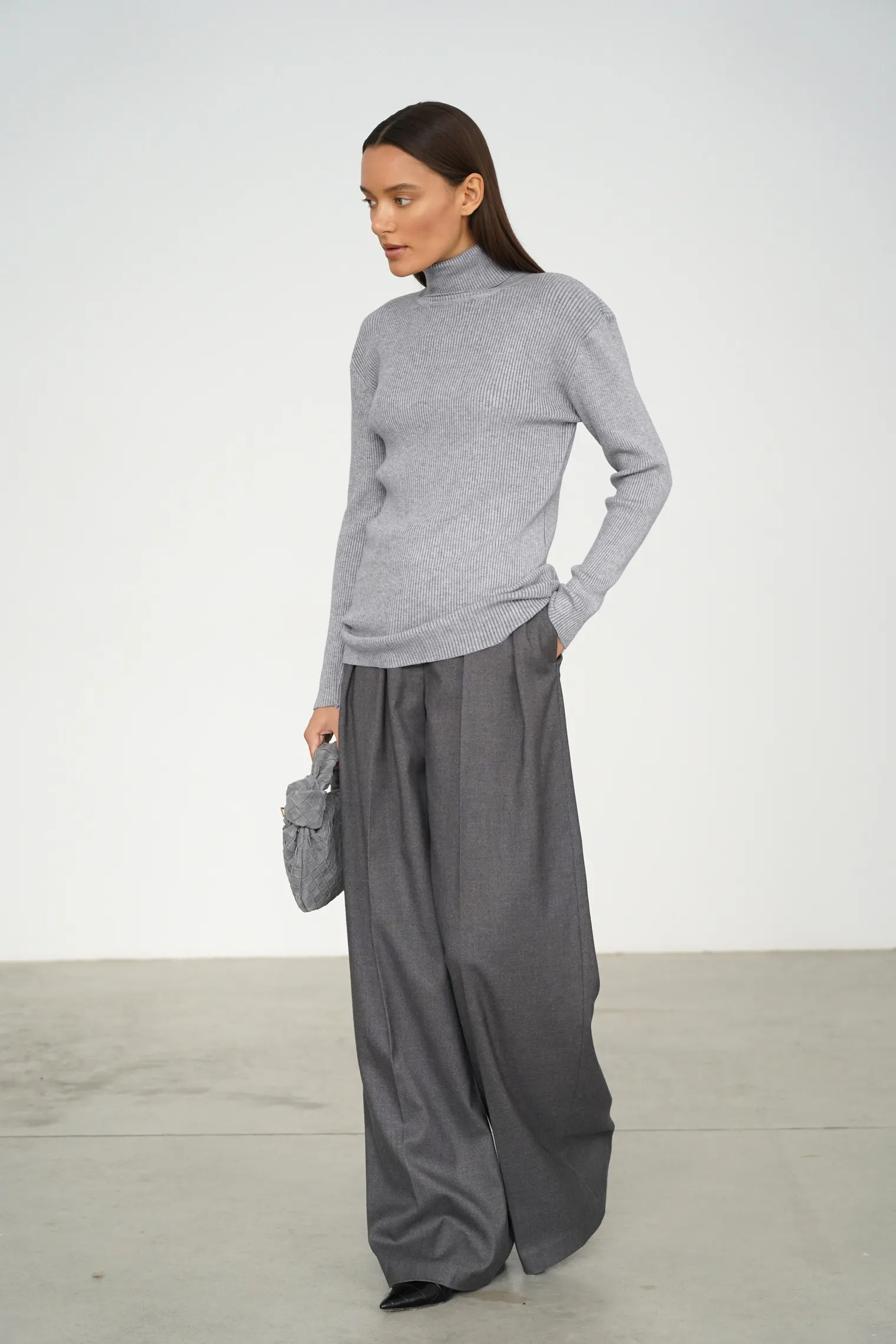 Водолазка мелкой вязки с высоким воротником серого цвета фото 6