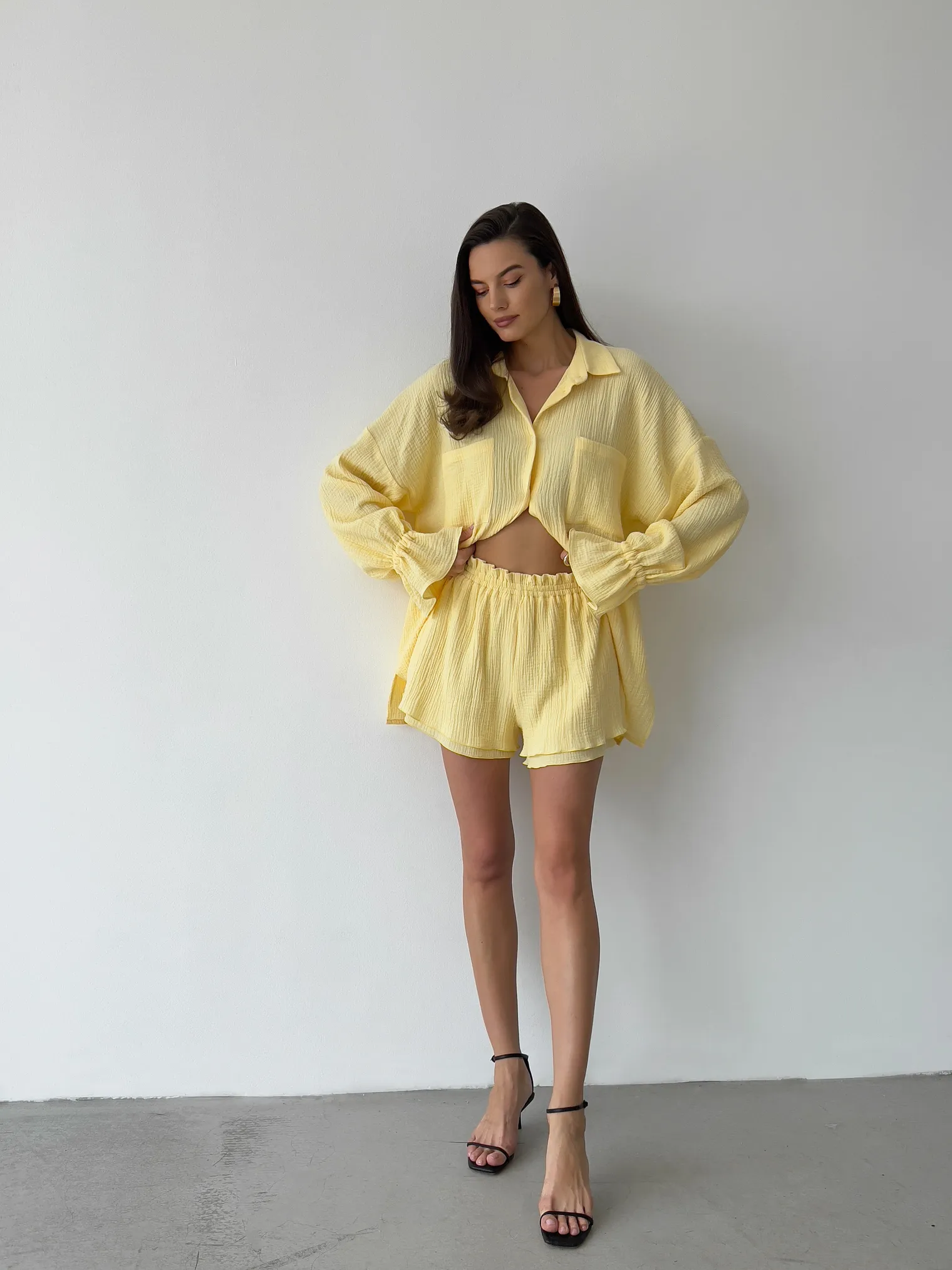 Костюм из муслина: рубашка, шорты цвета молочный лимон фото 10