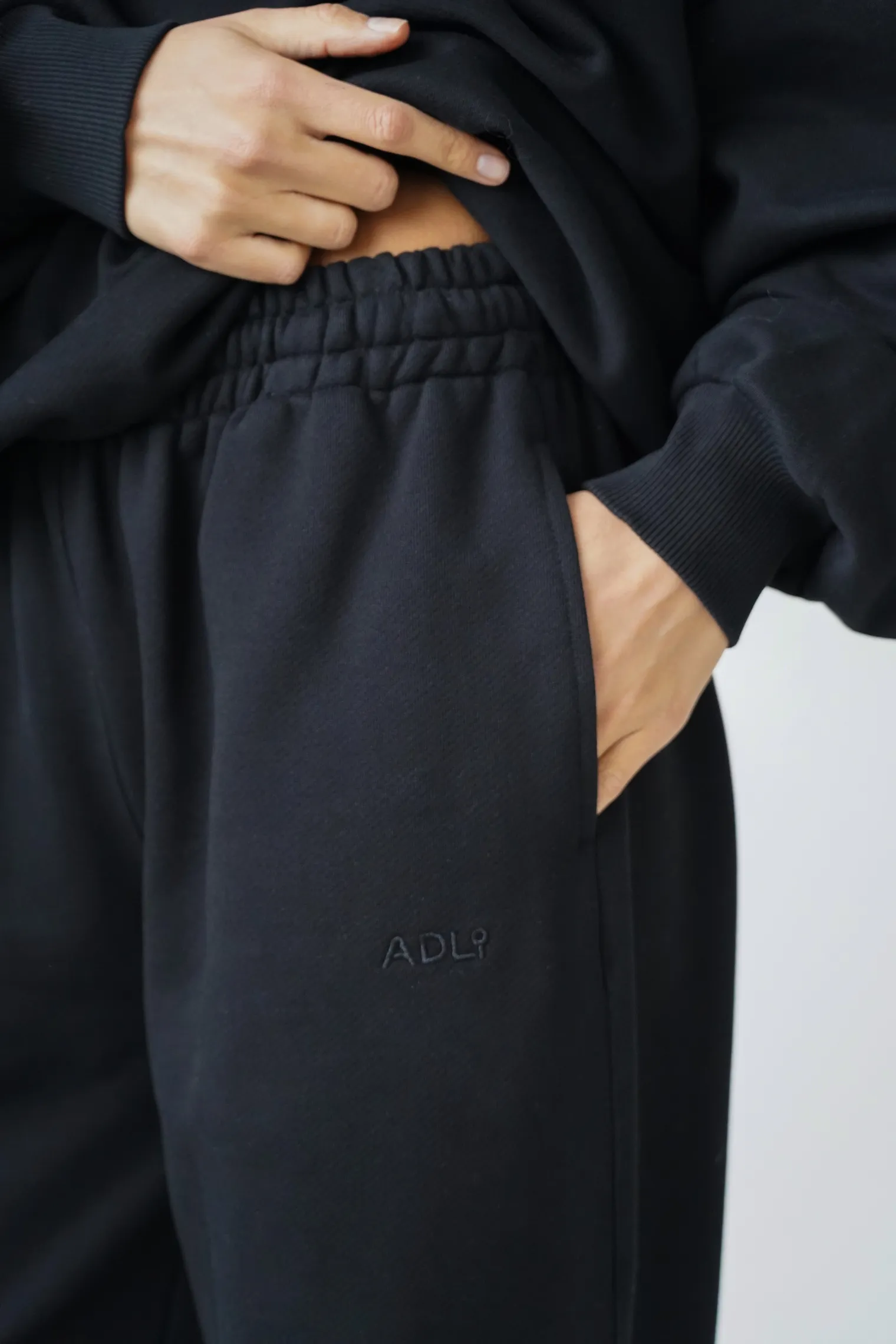 Брюки из плотного хлопка прямого кроя чёрного цвета фото 2