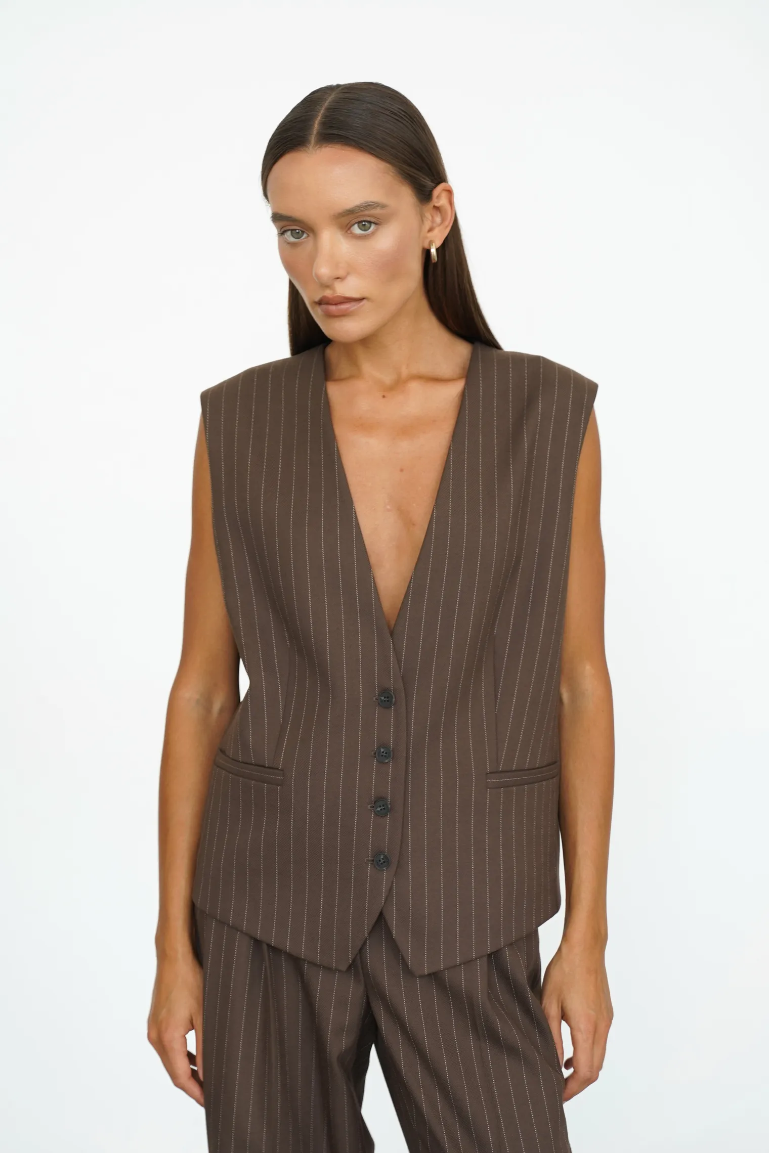 Однобортный жилет свободного кроя с пуговицами в полоску шоколадного цвета фото 5