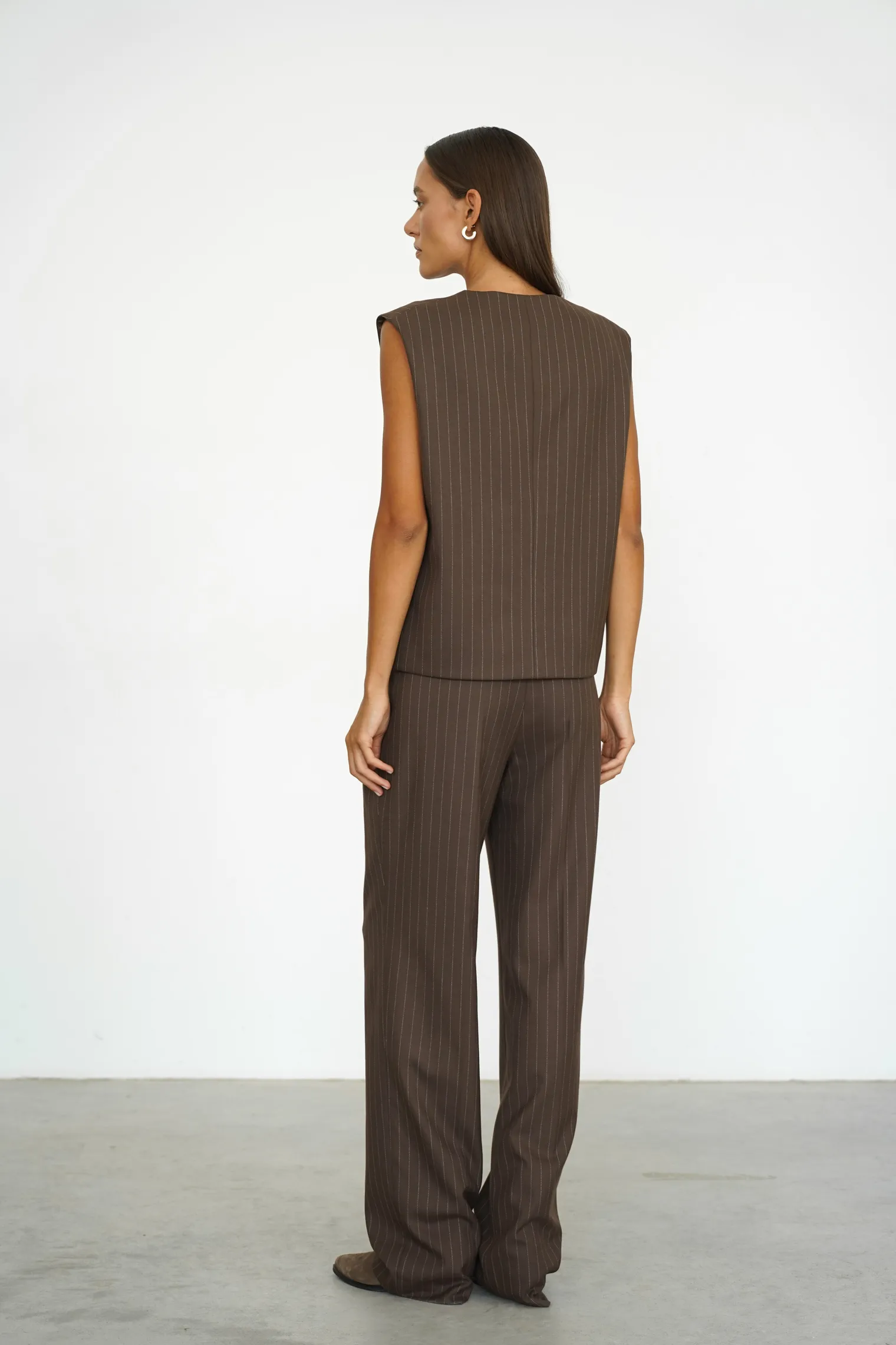 Однобортный жилет свободного кроя с пуговицами в полоску шоколадного цвета фото 4