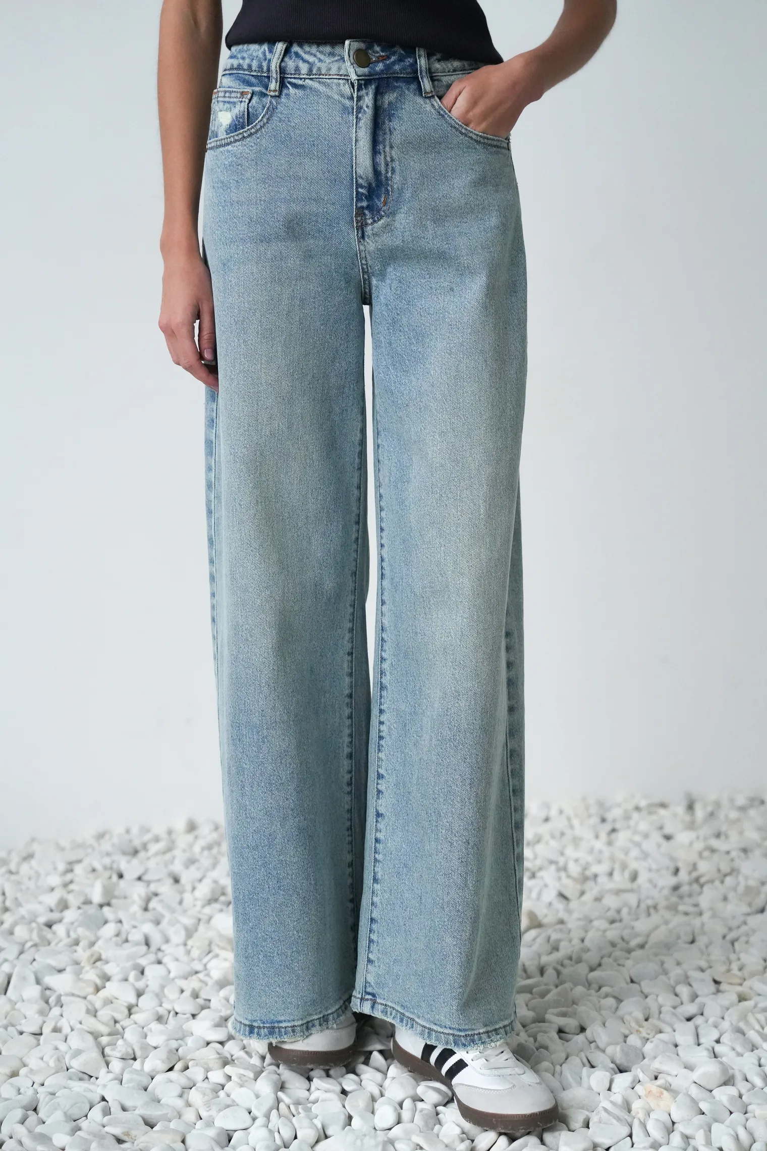 Джинсы свободного кроя в винтажном стиле голубого цвета фото 1