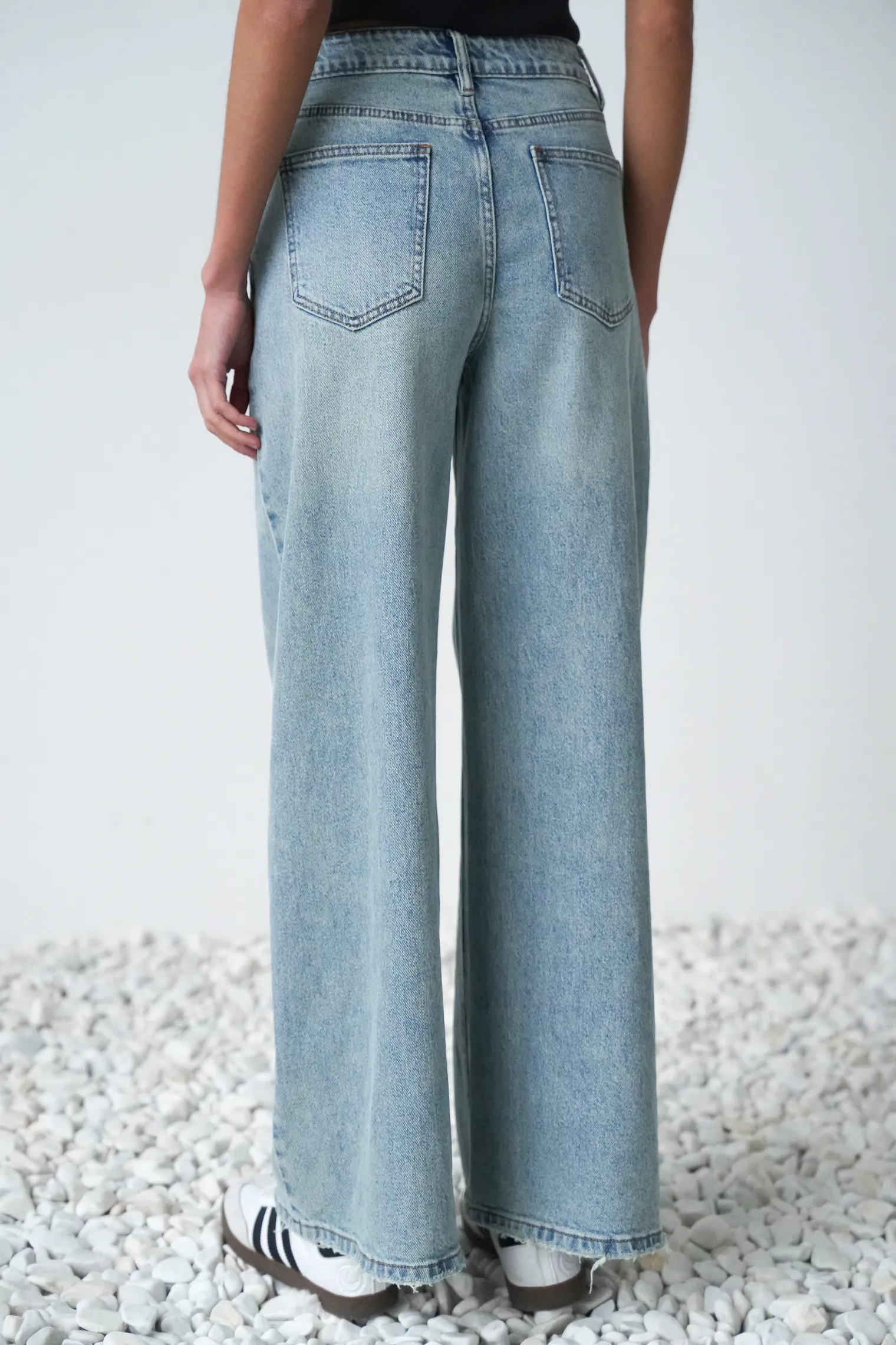 Джинсы свободного кроя в винтажном стиле голубого цвета фото 4