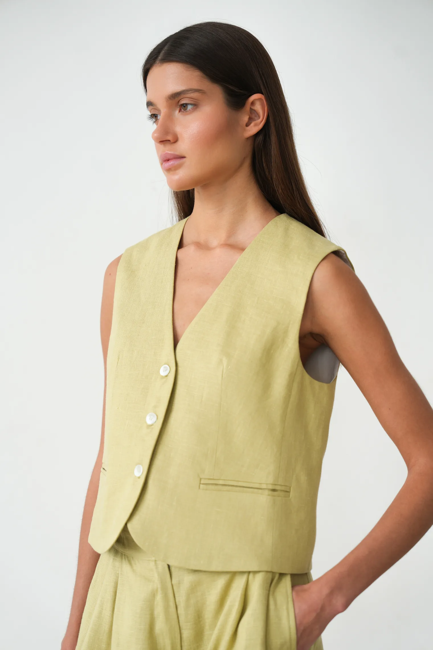 Однобортный жилет с пуговицами изо льна оливкового цвета фото 5