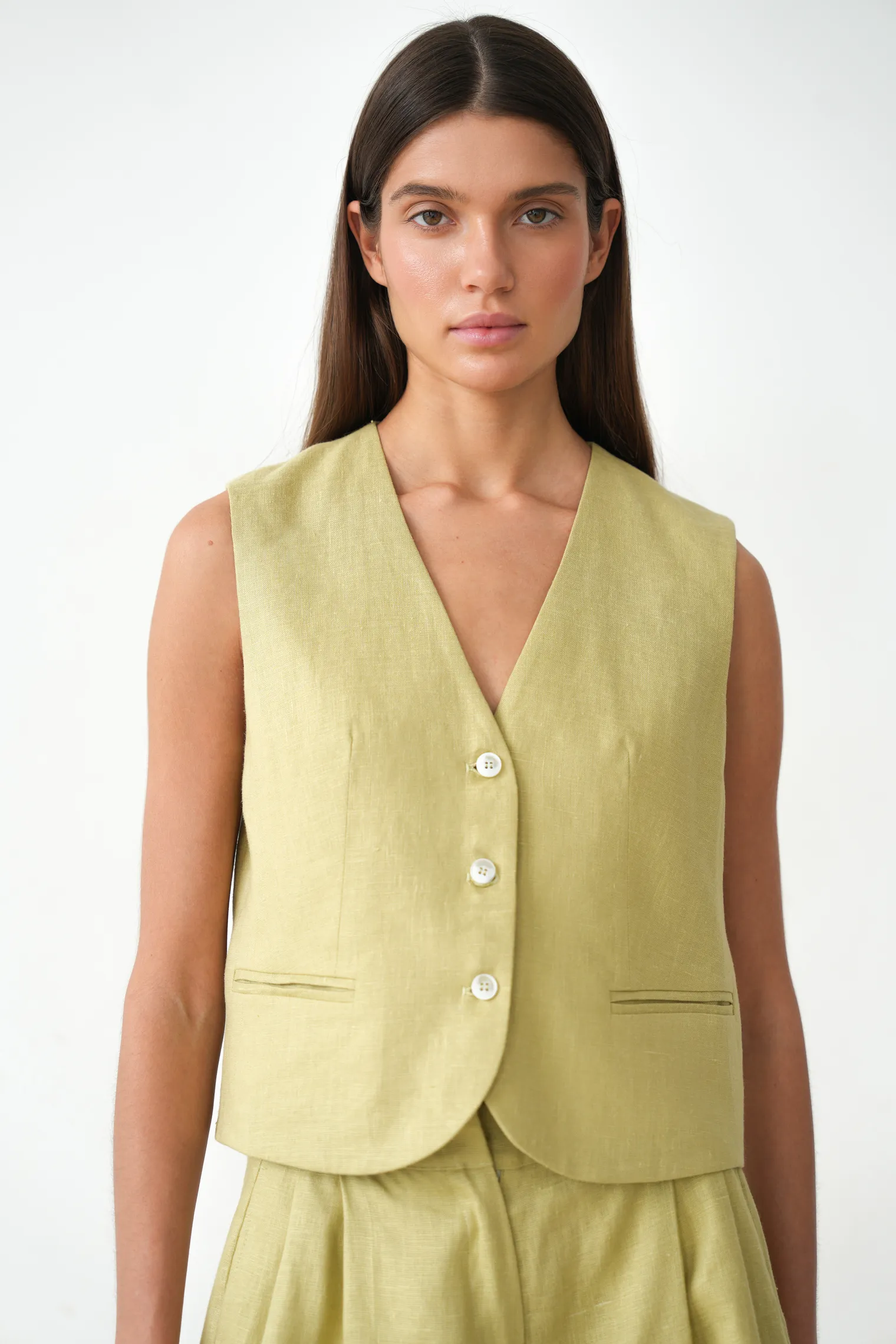 Однобортный жилет с пуговицами изо льна оливкового цвета фото 1