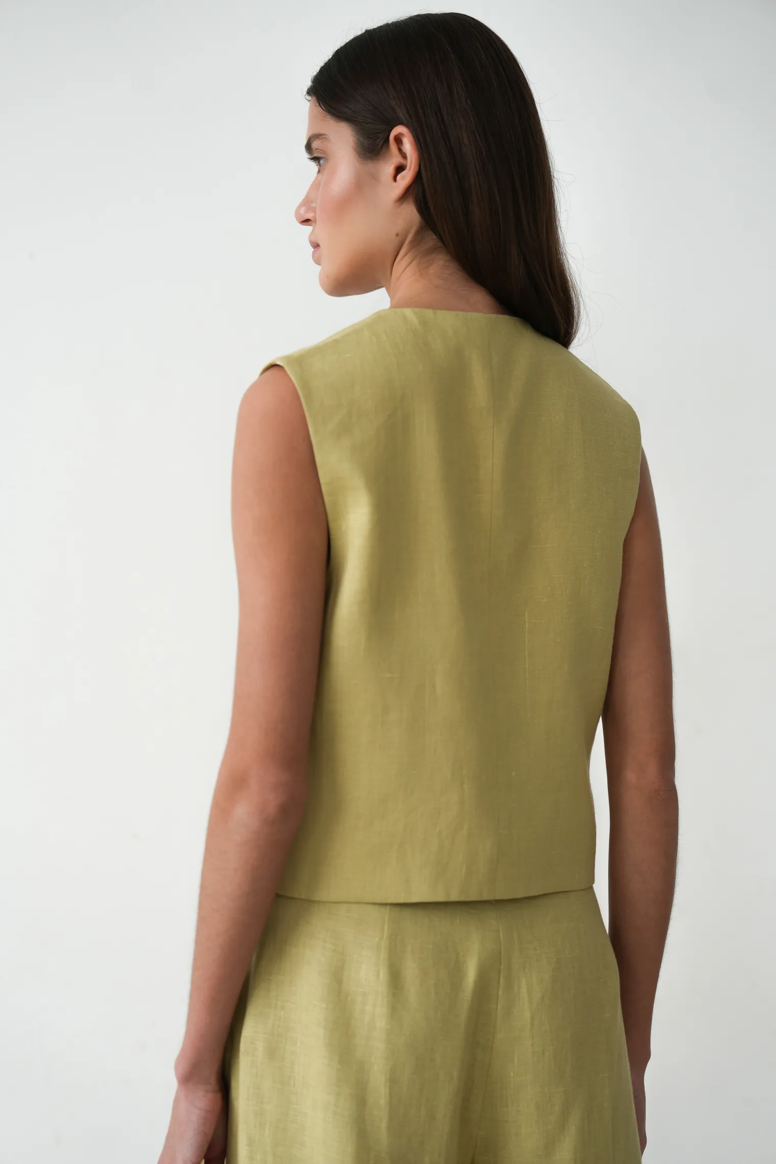 Однобортный жилет с пуговицами изо льна оливкового цвета фото 4