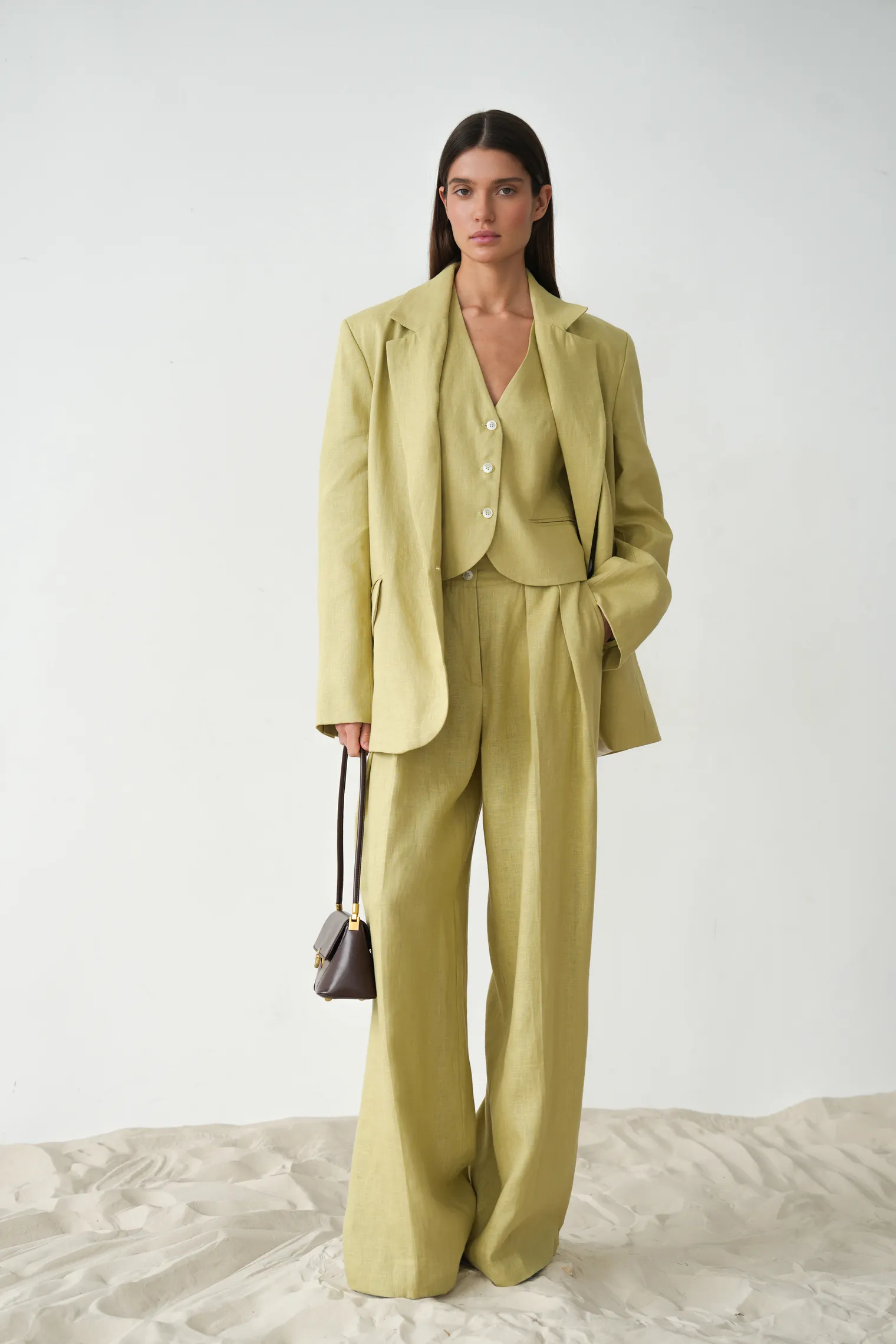 Однобортный жилет с пуговицами изо льна оливкового цвета фото 7