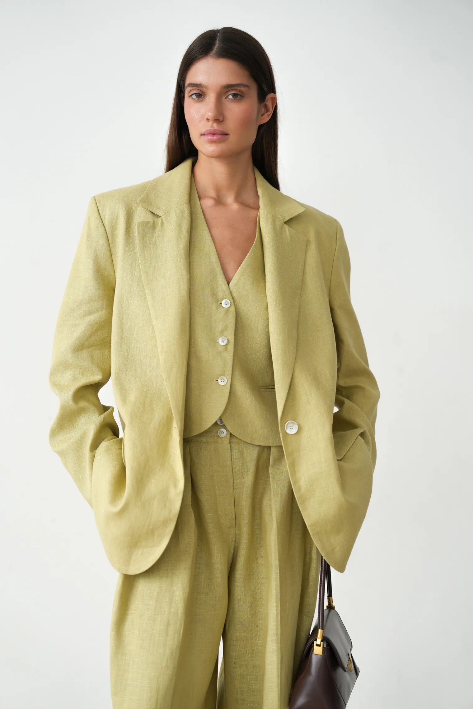 Однобортный жилет с пуговицами изо льна оливкового цвета фото 8