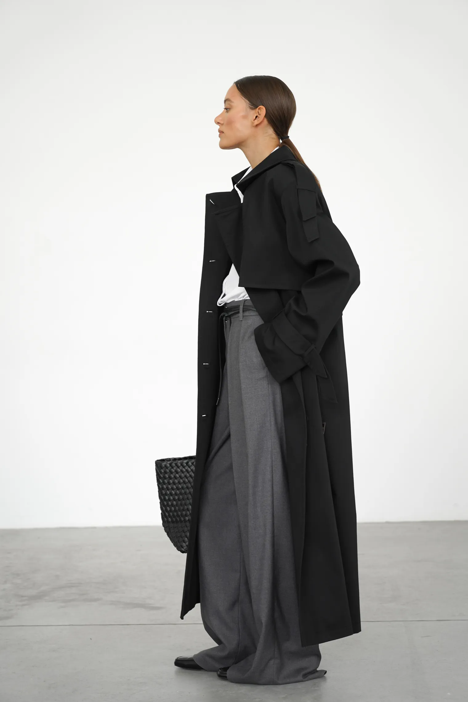 Тренч двубортный с поясом чёрного цвета фото 7