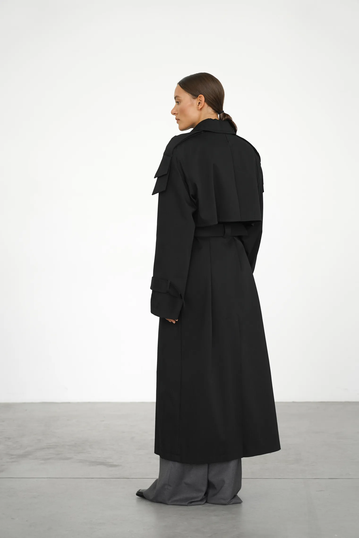Тренч двубортный с поясом чёрного цвета фото 4