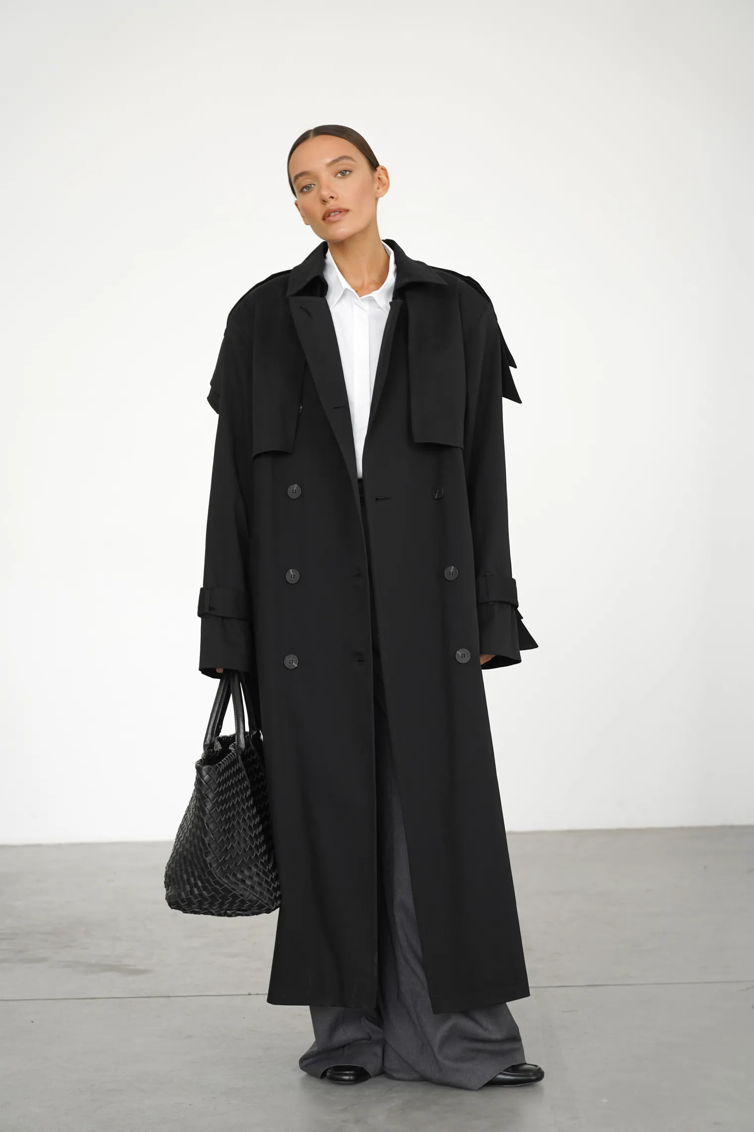 Тренч двубортный с поясом чёрного цвета фото 5